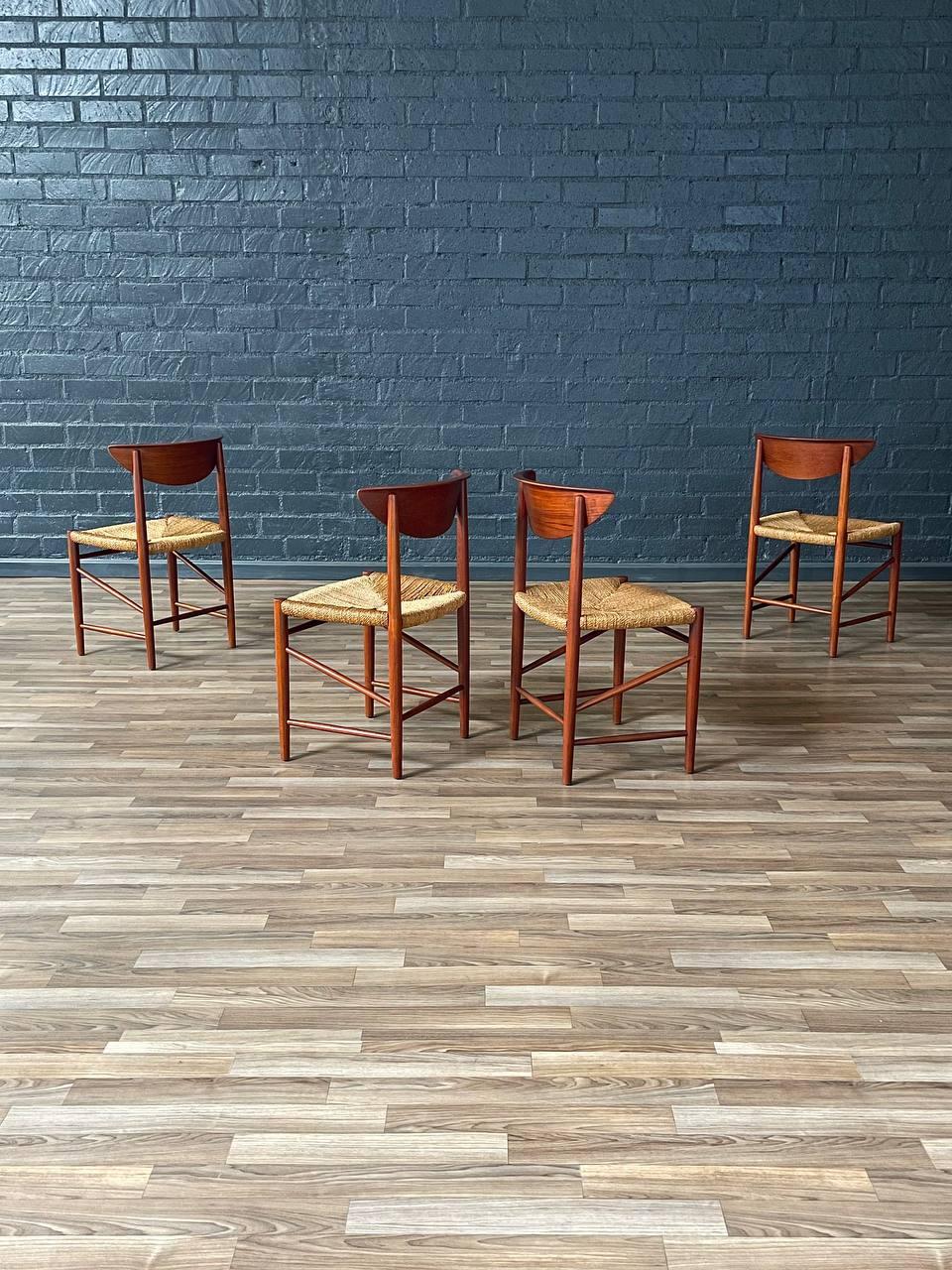 Set di 4 sedie da pranzo in teak e giunco di Peter Hvidt & Orla Mølgaard-Nielsen In condizioni buone in vendita a Los Angeles, CA