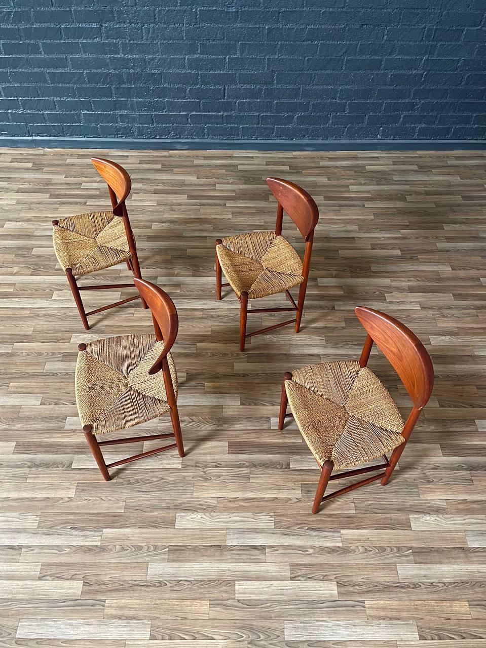 Metà XX secolo Set di 4 sedie da pranzo in teak e giunco di Peter Hvidt & Orla Mølgaard-Nielsen in vendita