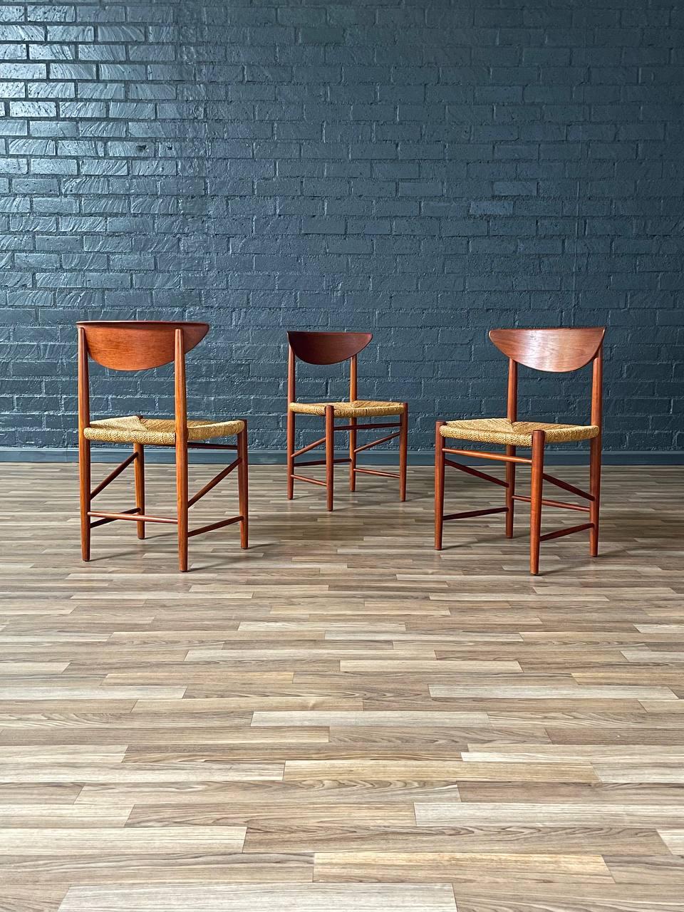 Giunco Set di 4 sedie da pranzo in teak e giunco di Peter Hvidt & Orla Mølgaard-Nielsen in vendita