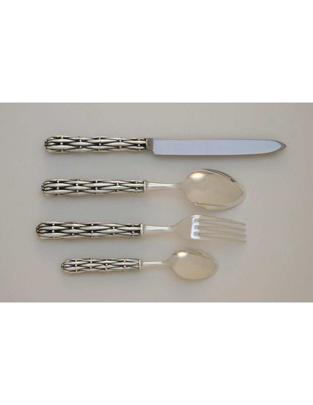 Satz von 4 Stück in Silberbronze oder Goldbronze

Set aus 4 Teilen (Tafellöffel, Tafel-/Fischgabel, Dessertlöffel, Tafelmesser oder Fleisch-/Fischmesser) aus Silberbronze 35/42 Mikron

Es ist möglich, alle Produkte einzeln zu