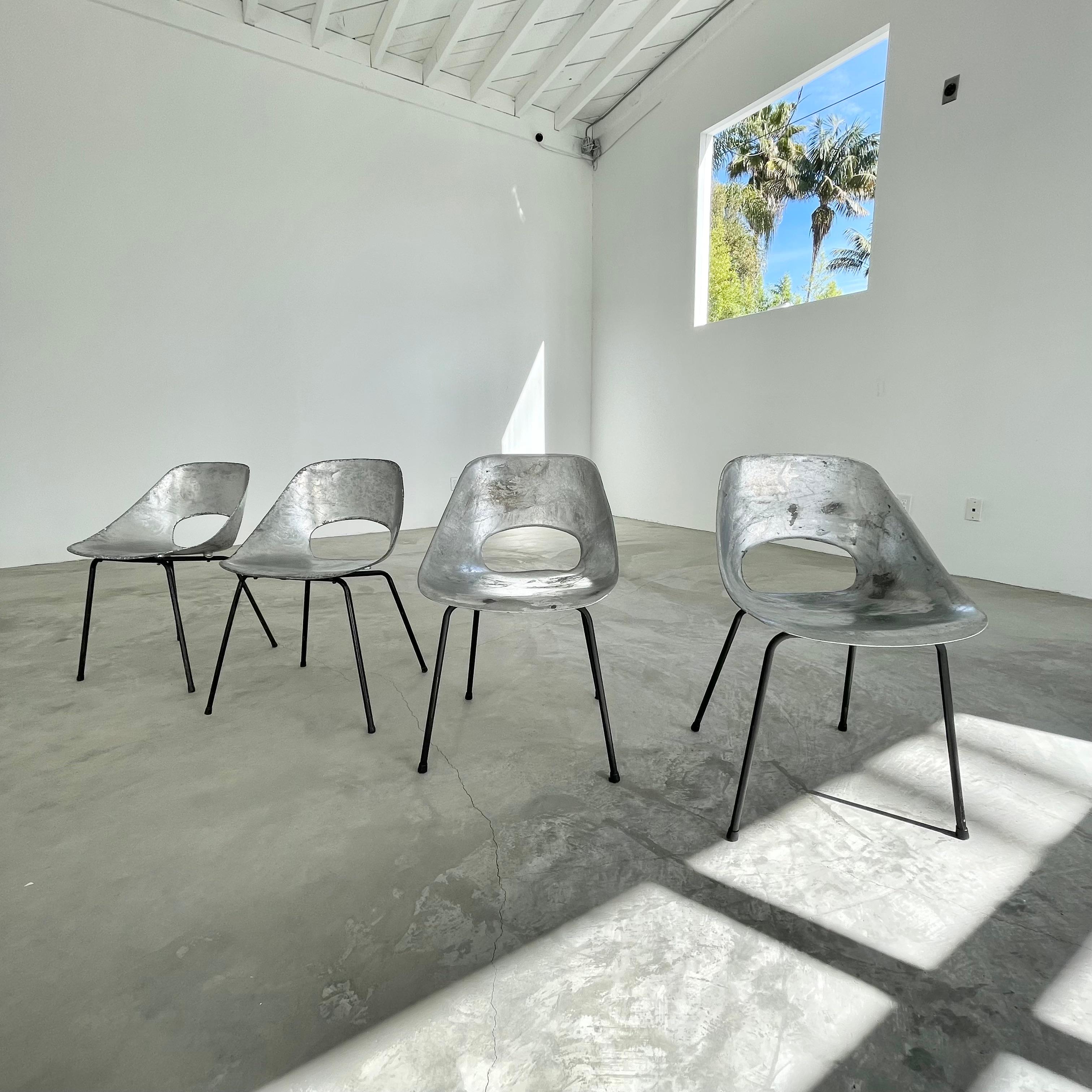 Satz von 4 Pierre Guariche-Aluminiumstühlen im Zustand „Gut“ im Angebot in Los Angeles, CA