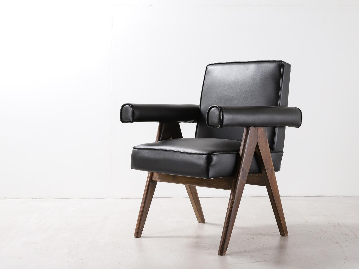 Indien Ensemble de 4 chaises de comité Pierre Jeanneret, modèle n° PJ-SI-30-A en vente
