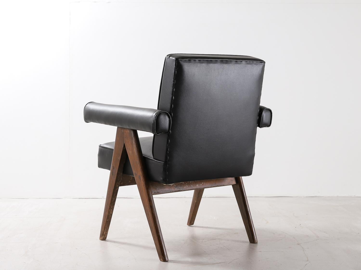 Ensemble de 4 chaises de comité Pierre Jeanneret, modèle n° PJ-SI-30-A Bon état - En vente à London, Charterhouse Square