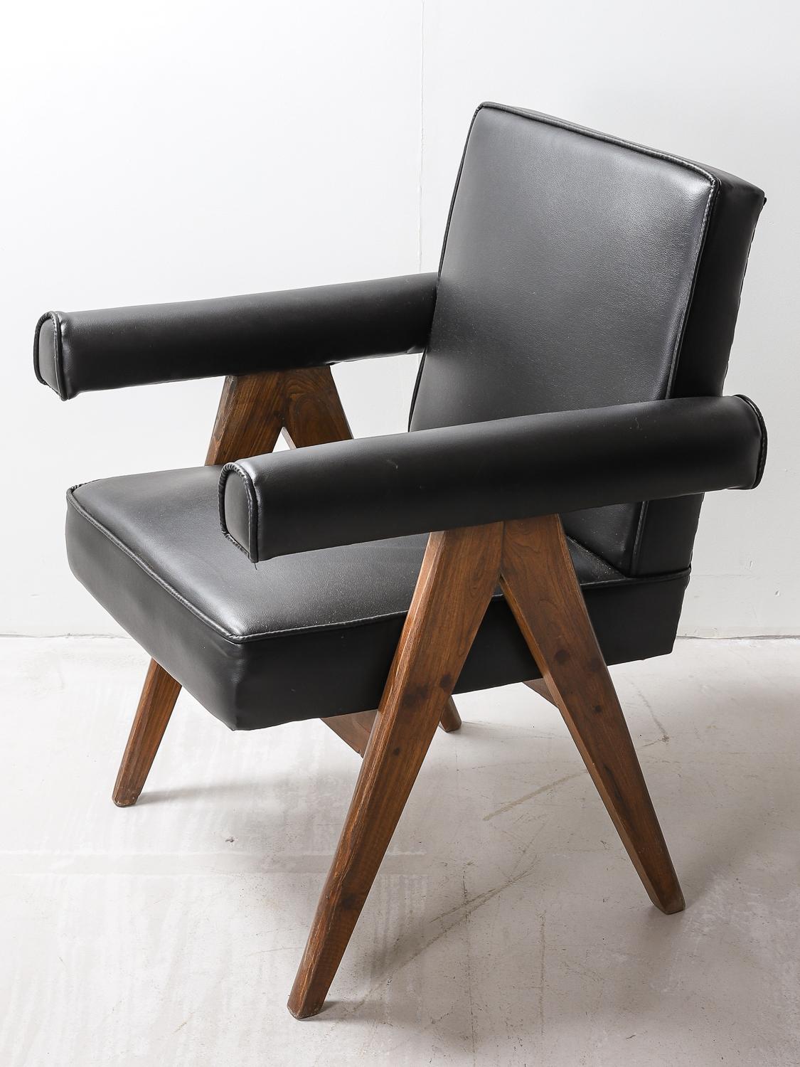 Milieu du XXe siècle Ensemble de 4 chaises de comité Pierre Jeanneret, modèle n° PJ-SI-30-A en vente