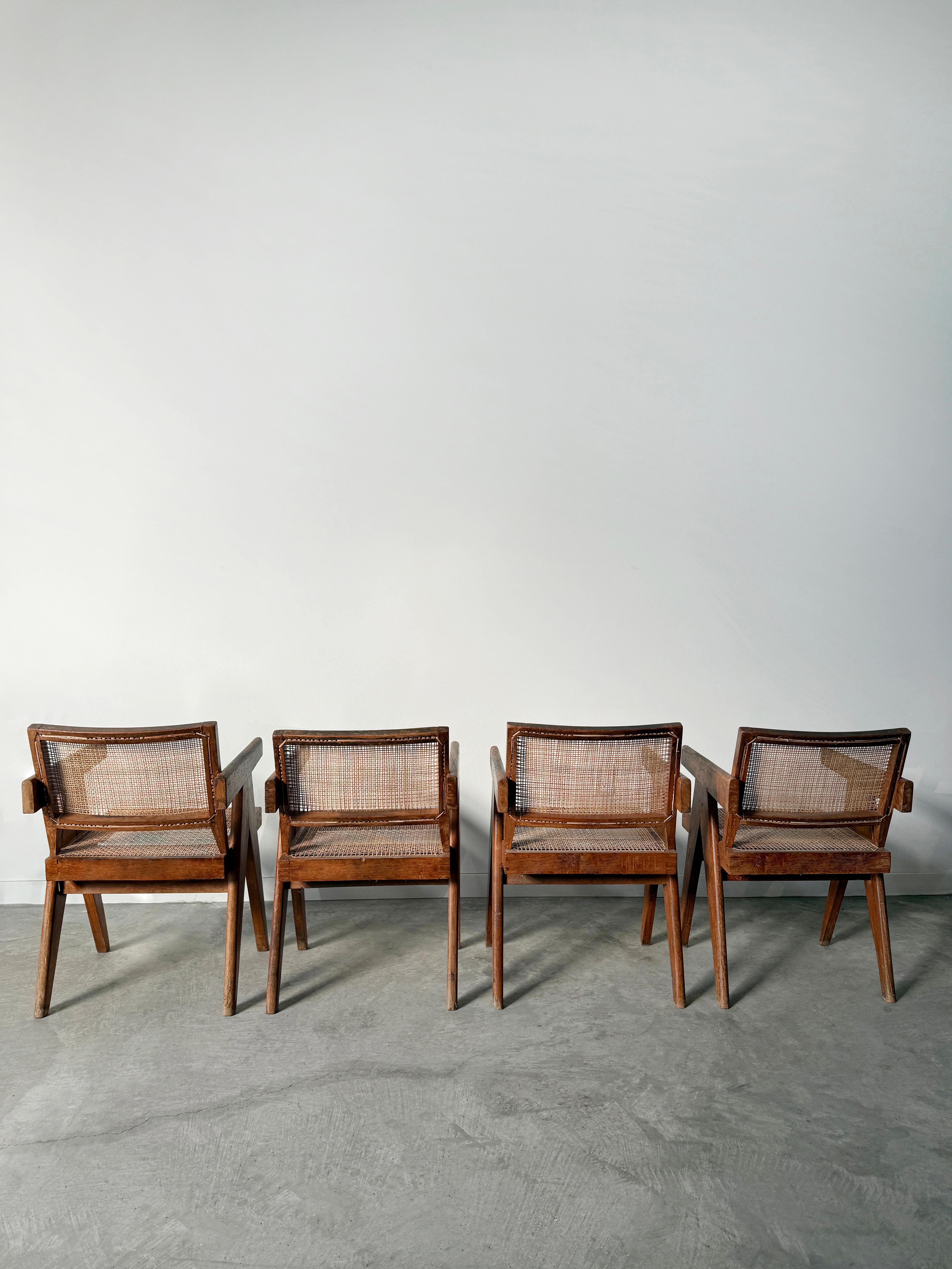 Cet ensemble de 4 chaises de bureau a été utilisé au fil des décennies dans divers bâtiments administratifs de Chandigarh, en Inde. De petits éclats et rayures peuvent être trouvés dans chaque pièce et sont considérés comme faisant partie de son