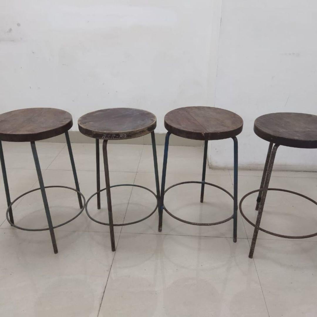 Ensemble de 4 tabourets en teck et fer de Pierre Jeanneret PJ-SI-57-A, Chandigarh, 1952 en vente 3