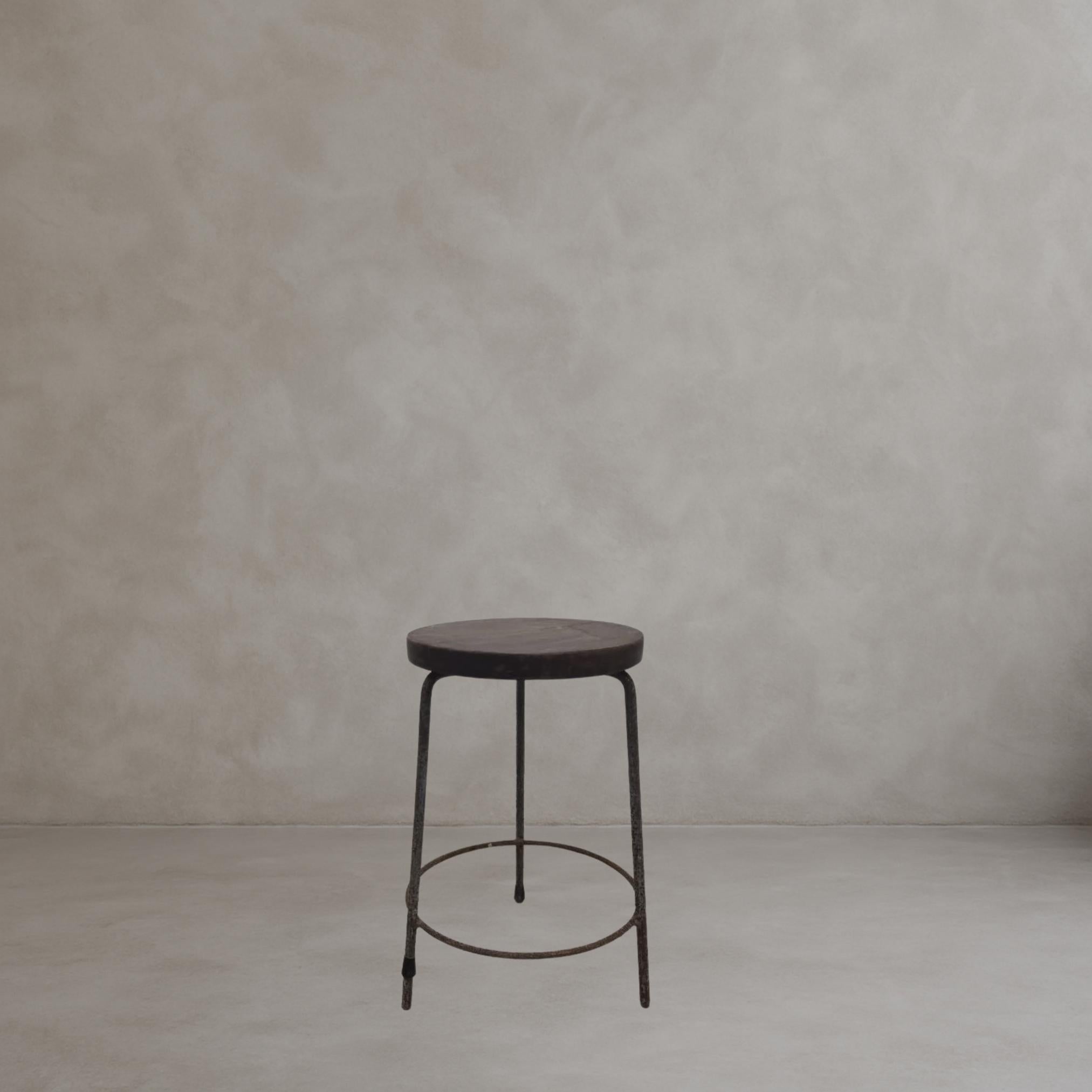 Fait main Ensemble de 4 tabourets en teck et fer de Pierre Jeanneret PJ-SI-57-A, Chandigarh, 1952 en vente