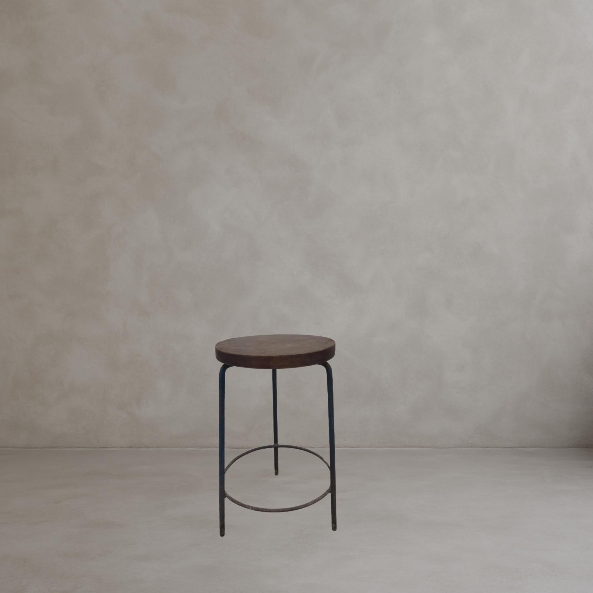 Ensemble de 4 tabourets en teck et fer de Pierre Jeanneret PJ-SI-57-A, Chandigarh, 1952 Bon état - En vente à Amsterdam, NL