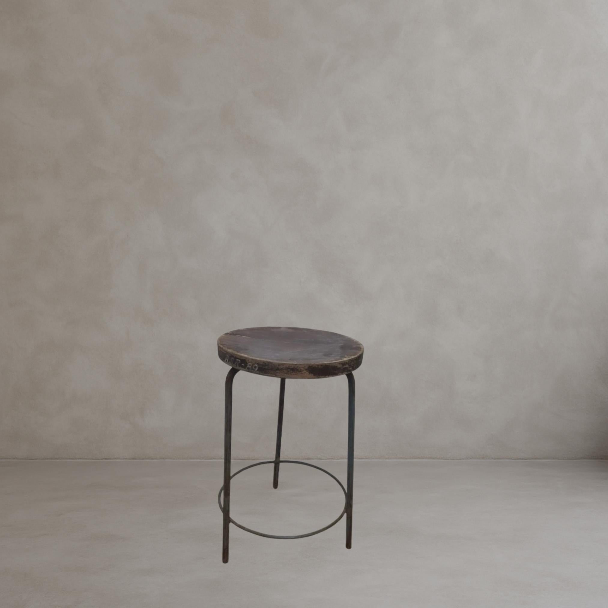Milieu du XXe siècle Ensemble de 4 tabourets en teck et fer de Pierre Jeanneret PJ-SI-57-A, Chandigarh, 1952 en vente