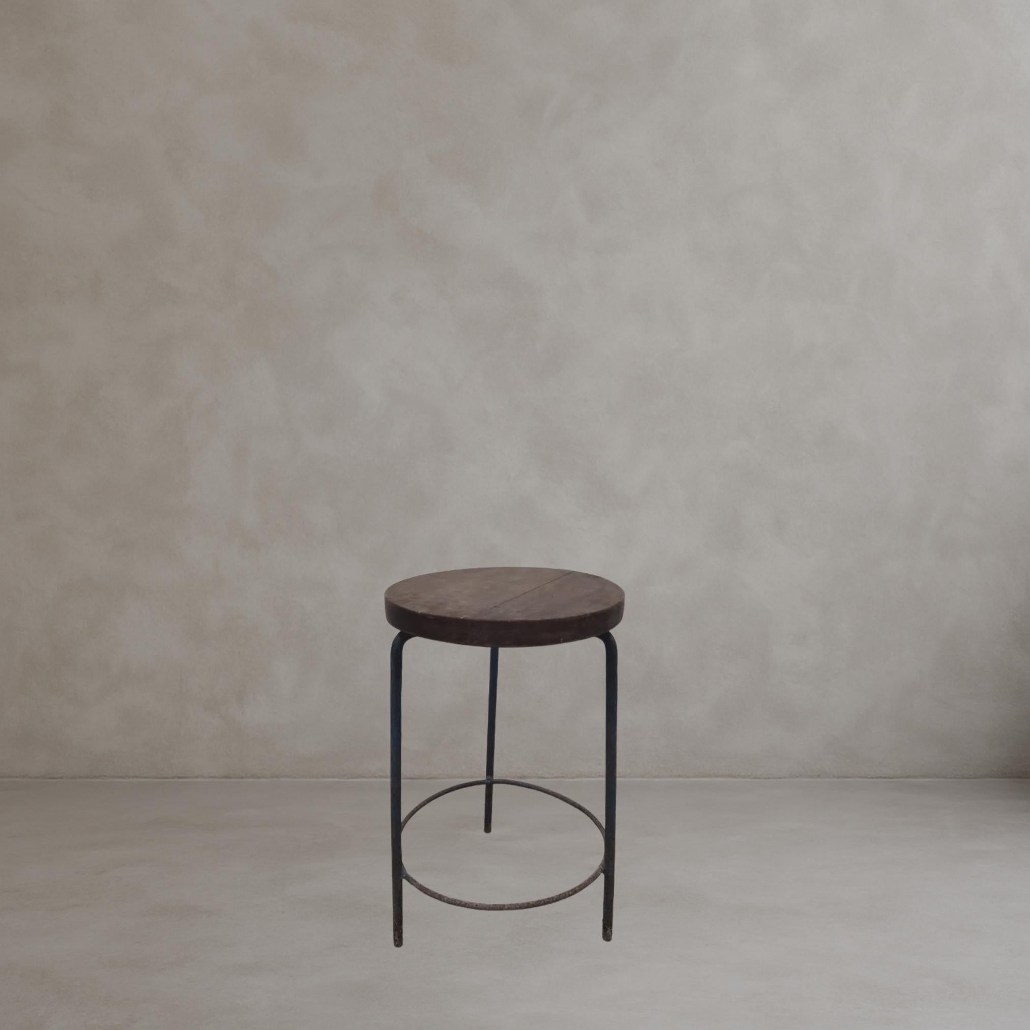Fer Ensemble de 4 tabourets en teck et fer de Pierre Jeanneret PJ-SI-57-A, Chandigarh, 1952 en vente
