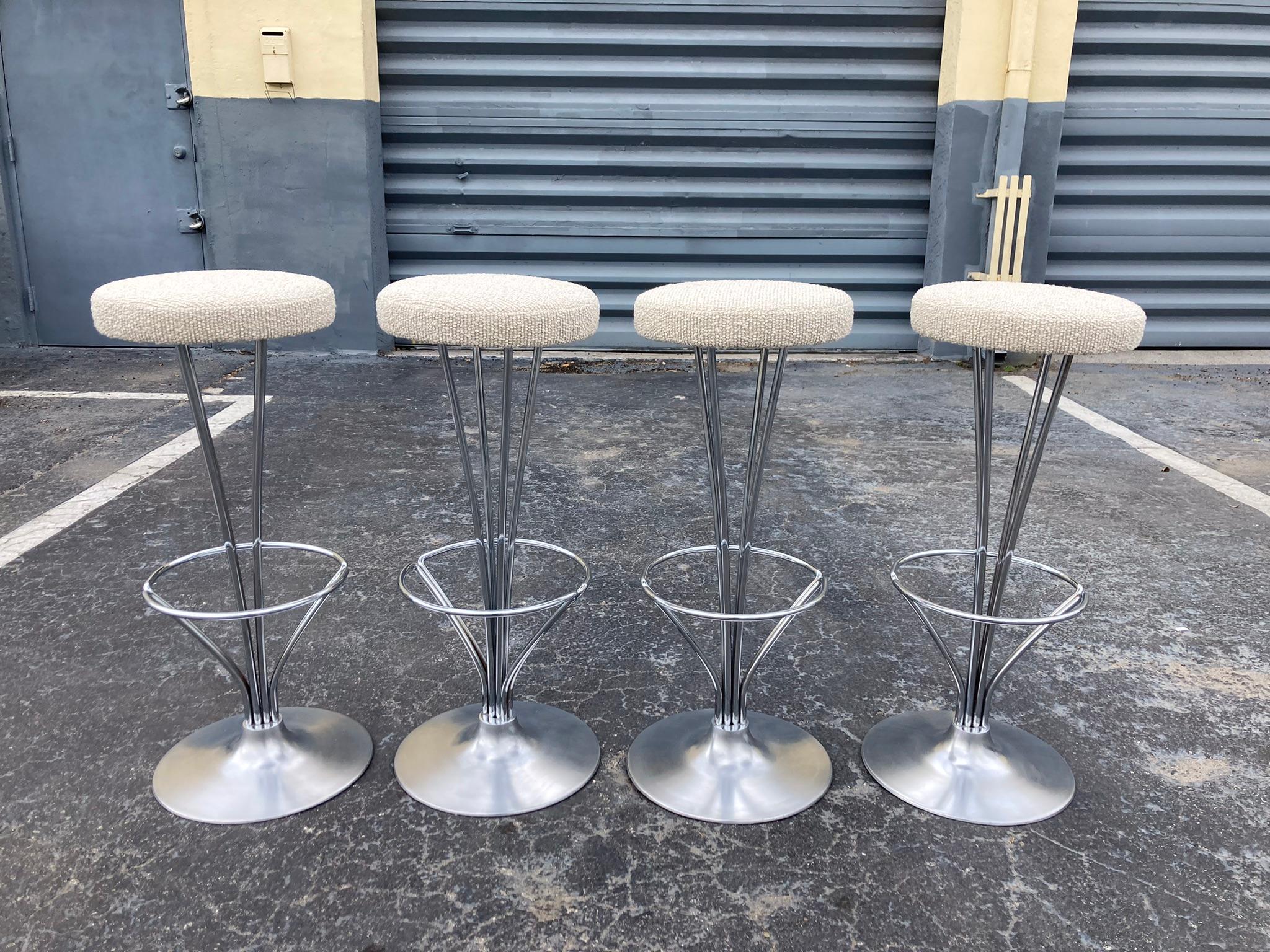 Ensemble de 4 tabourets de bar Piet Hein pour Fritz Hansen de 1980. Les sièges ont été recouverts d'un beau tissu. Prêt pour un nouveau foyer. 