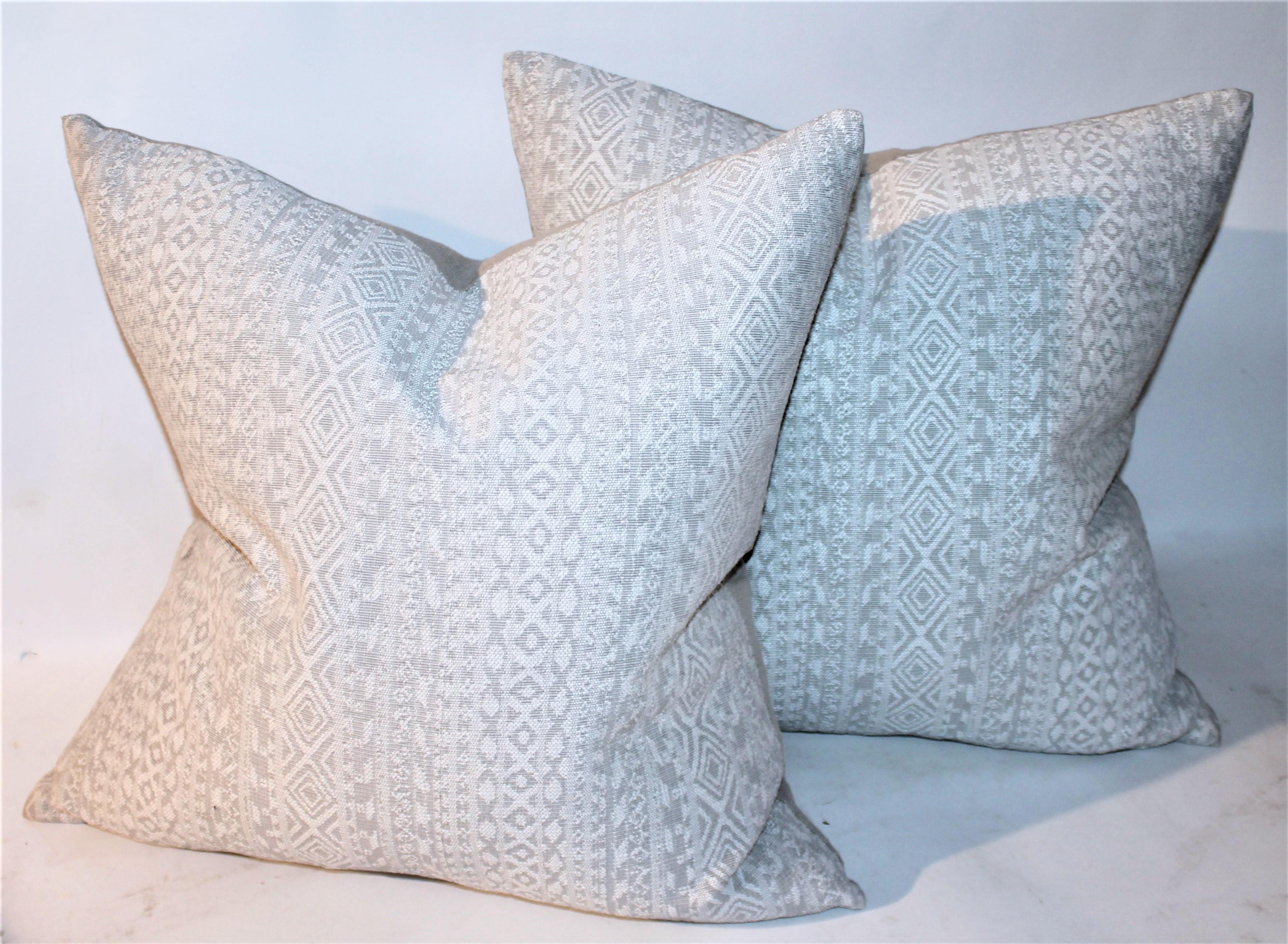 Set of 4 beautiful white and gray geometric pillows with linen back. New inserts.
Great for a bedroom or livingroom.