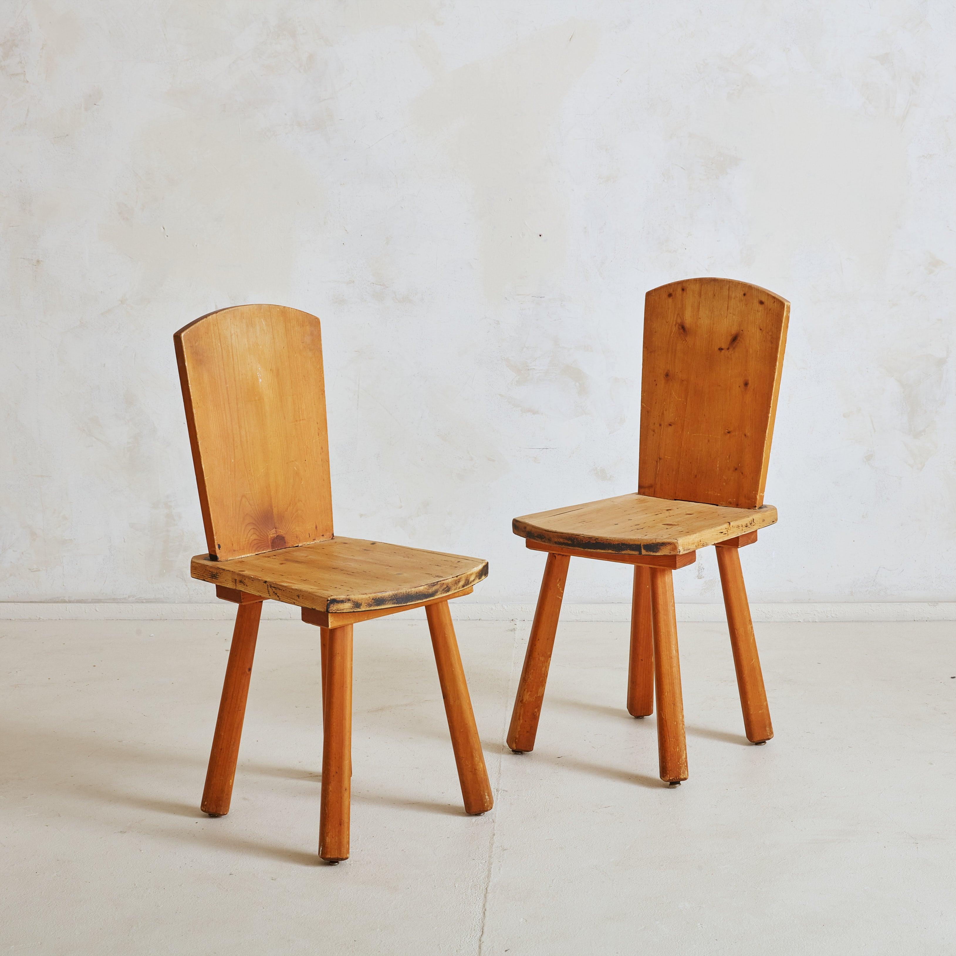 Un set di quattro sedie da pranzo in pino massiccio degli anni '60 attribuite all'architetto francese René Faublee. Queste sedie da pranzo sono in tipico stile chalet francese, con una struttura robusta e una splendida patina rustica. Le loro