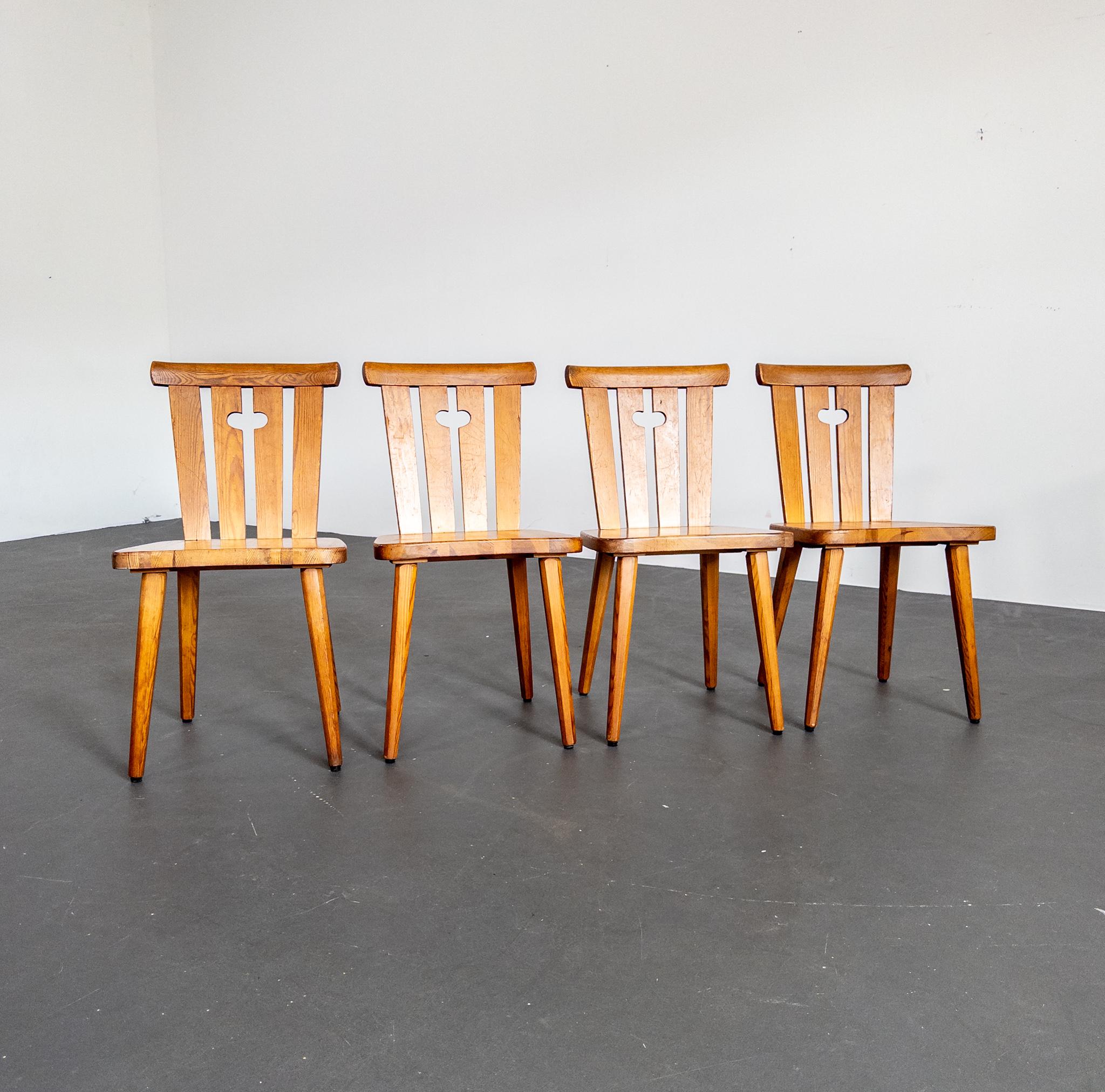 Un bellissimo set di quattro sedie da pranzo scandinave disegnate da Göran Malmvall, figlio del leggendario designer svedese Carl Malmsten. Prodotte negli anni '40 da Karl Andersson & Söner, queste sedie sono realizzate in pino massiccio e portano