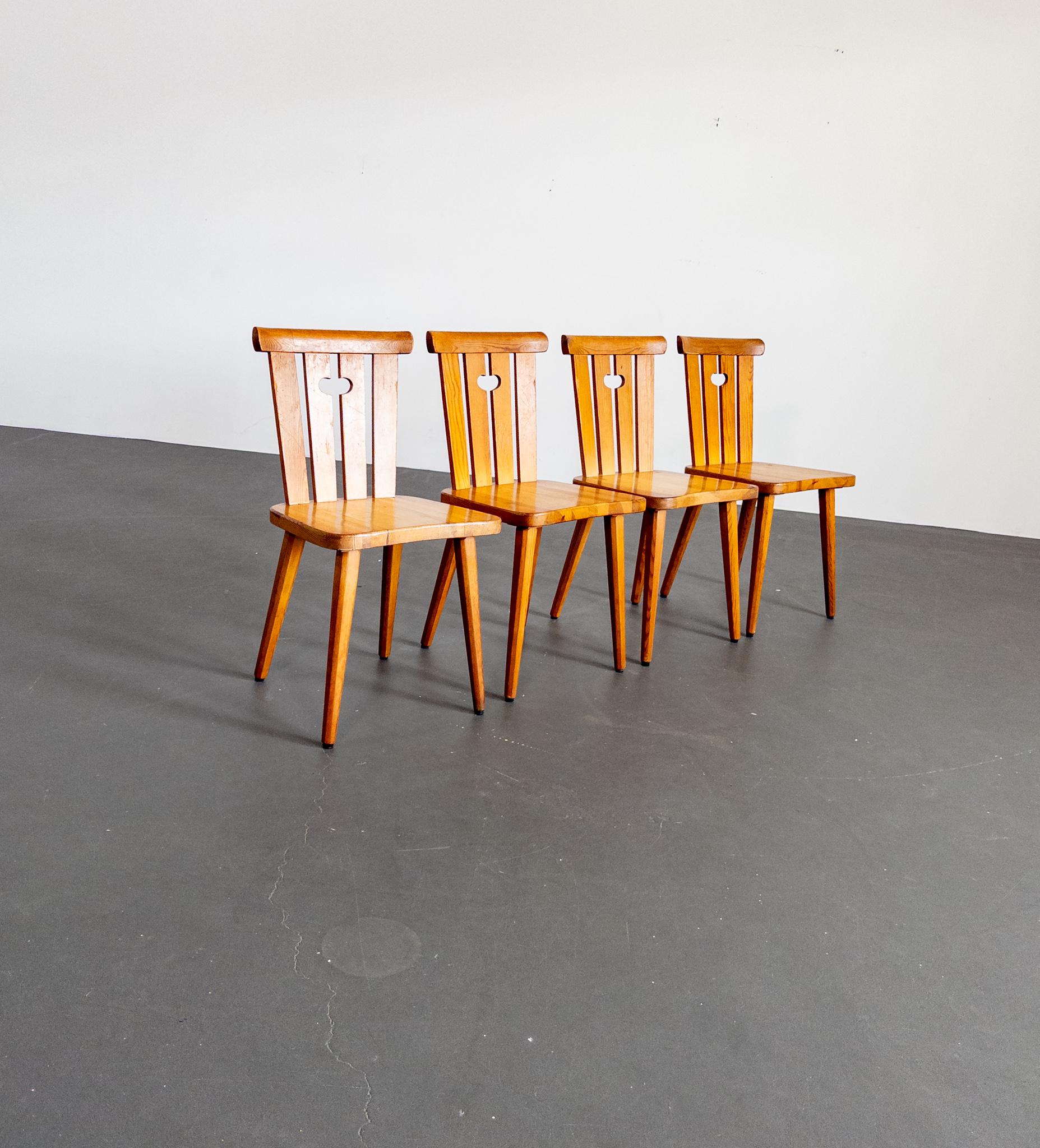Pino Set di 4 sedie da pranzo in pino di Göran Malmvall per Karl Andersson & Söner, Svezia in vendita