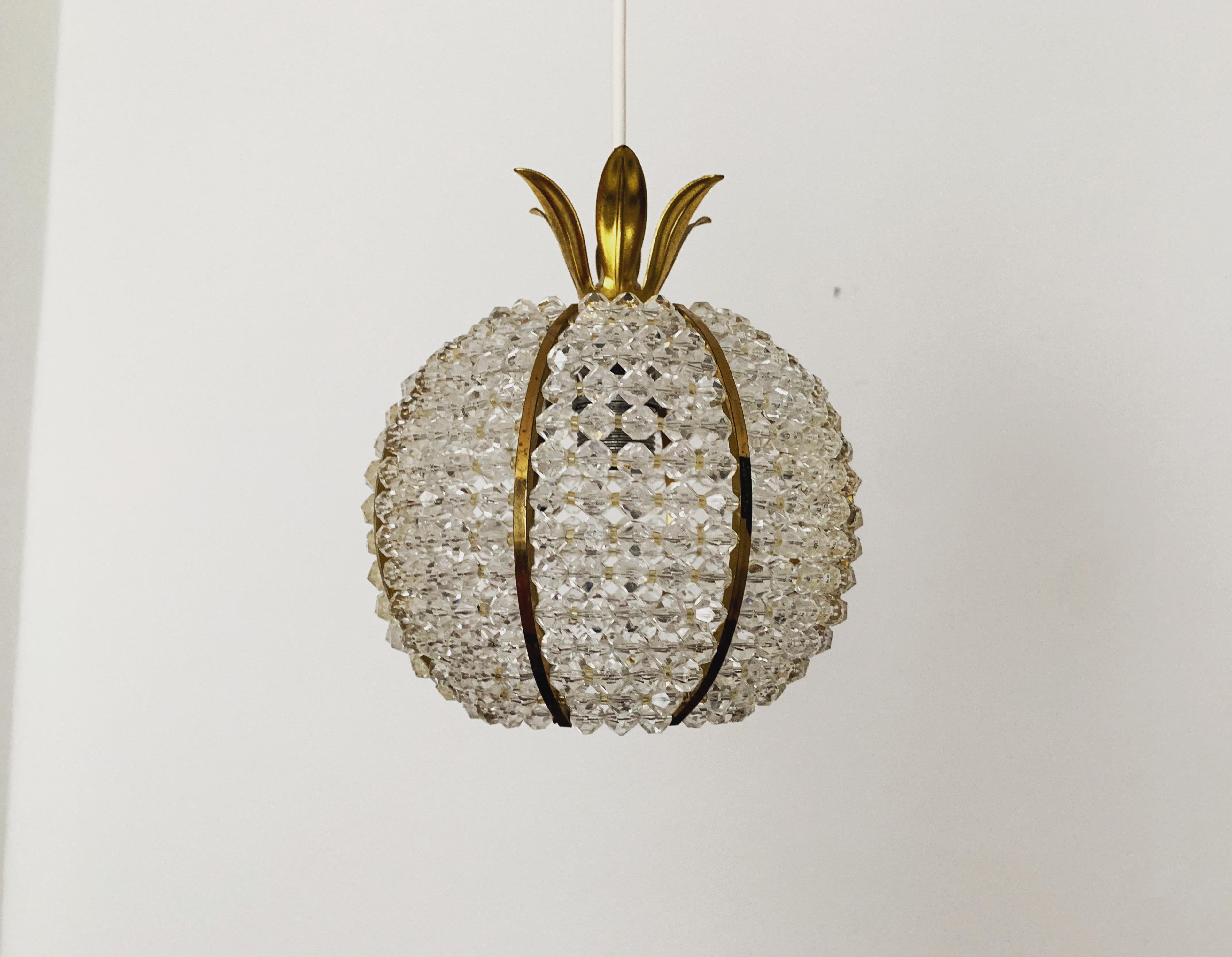 Splendida lampada a sospensione degli anni '60.
La lampada, con le sue sontuose sfere in plexiglas e i dettagli in ottone, ha un aspetto molto lussuoso e brilla in modo particolarmente bello.
Il design e i materiali utilizzati creano una luce