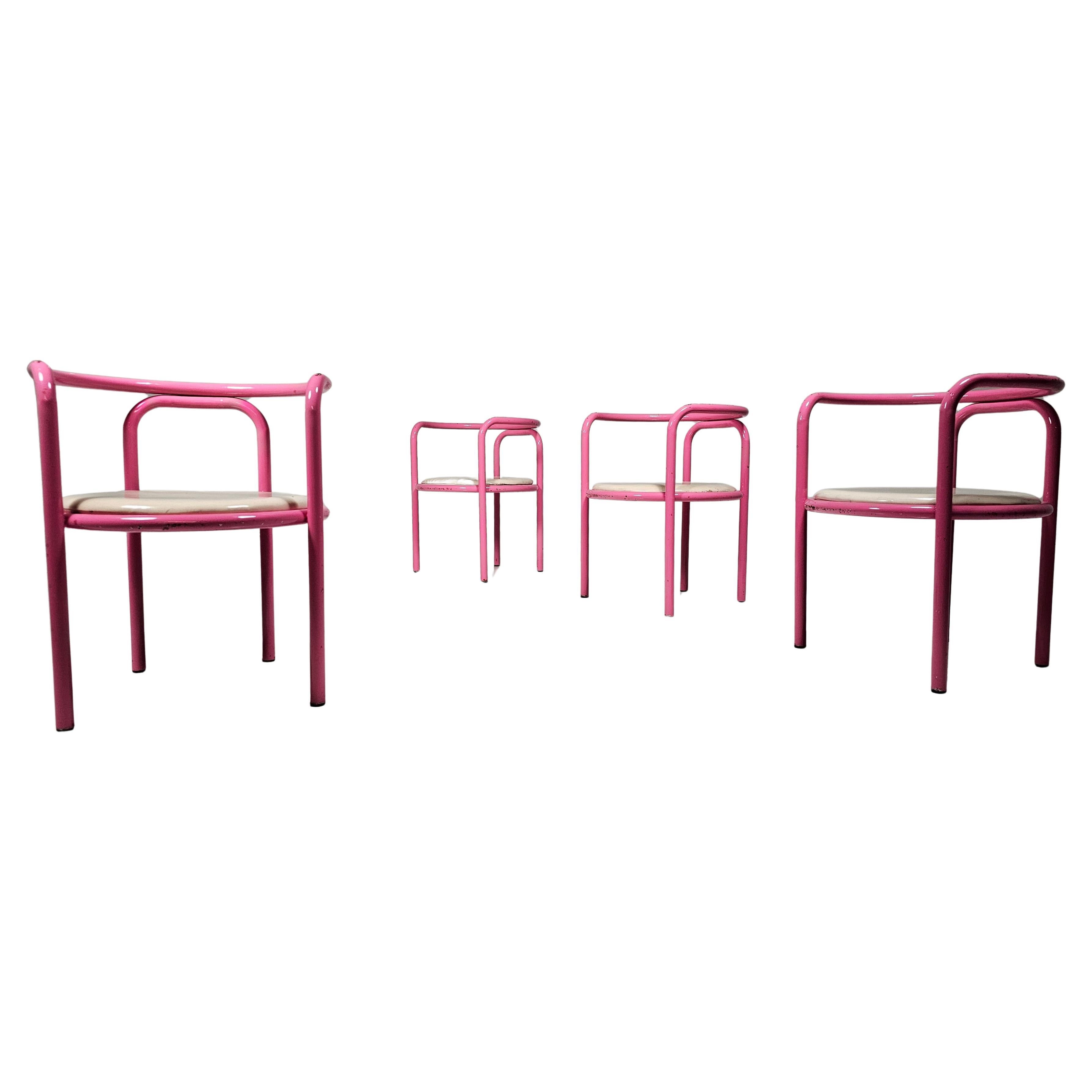 Set di 4 sedie Locus Solus in metallo laccato di Gae Aulenti per Poltronova, 1964.
Il sedile rotondo è in lamiera forata. La struttura, che forma lo schienale, i braccioli e le gambe, è in acciaio tubolare. Il design era inizialmente pensato per