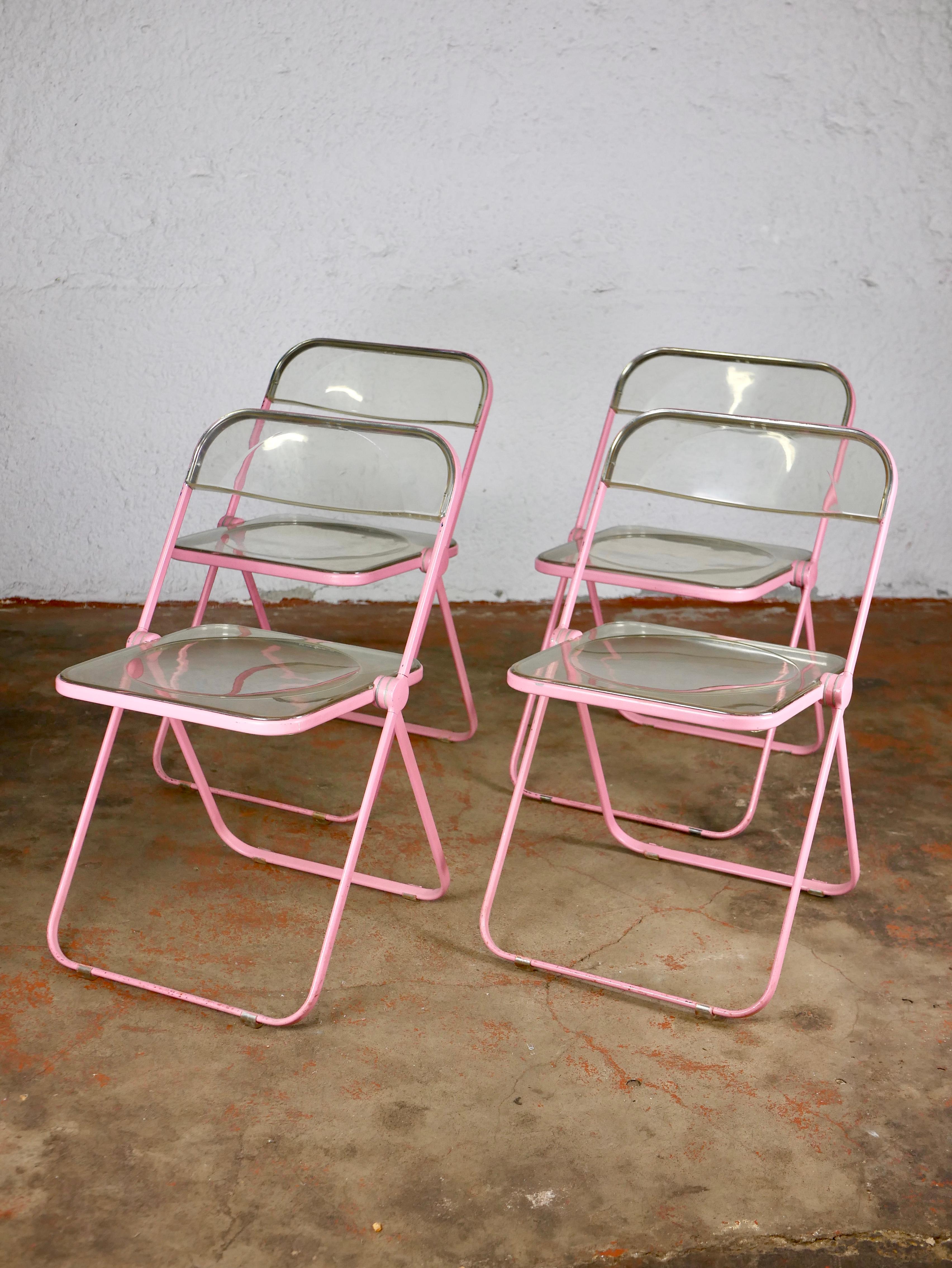Adorable set of 4 pink folding chairs, Plia model, by Giancarlo Piretti for Castelli, made in Italy in the 1970s. Plexi back and seat, the metal structure has been painted in pink pastel by his former owners.
Overall good condition : peeling paint