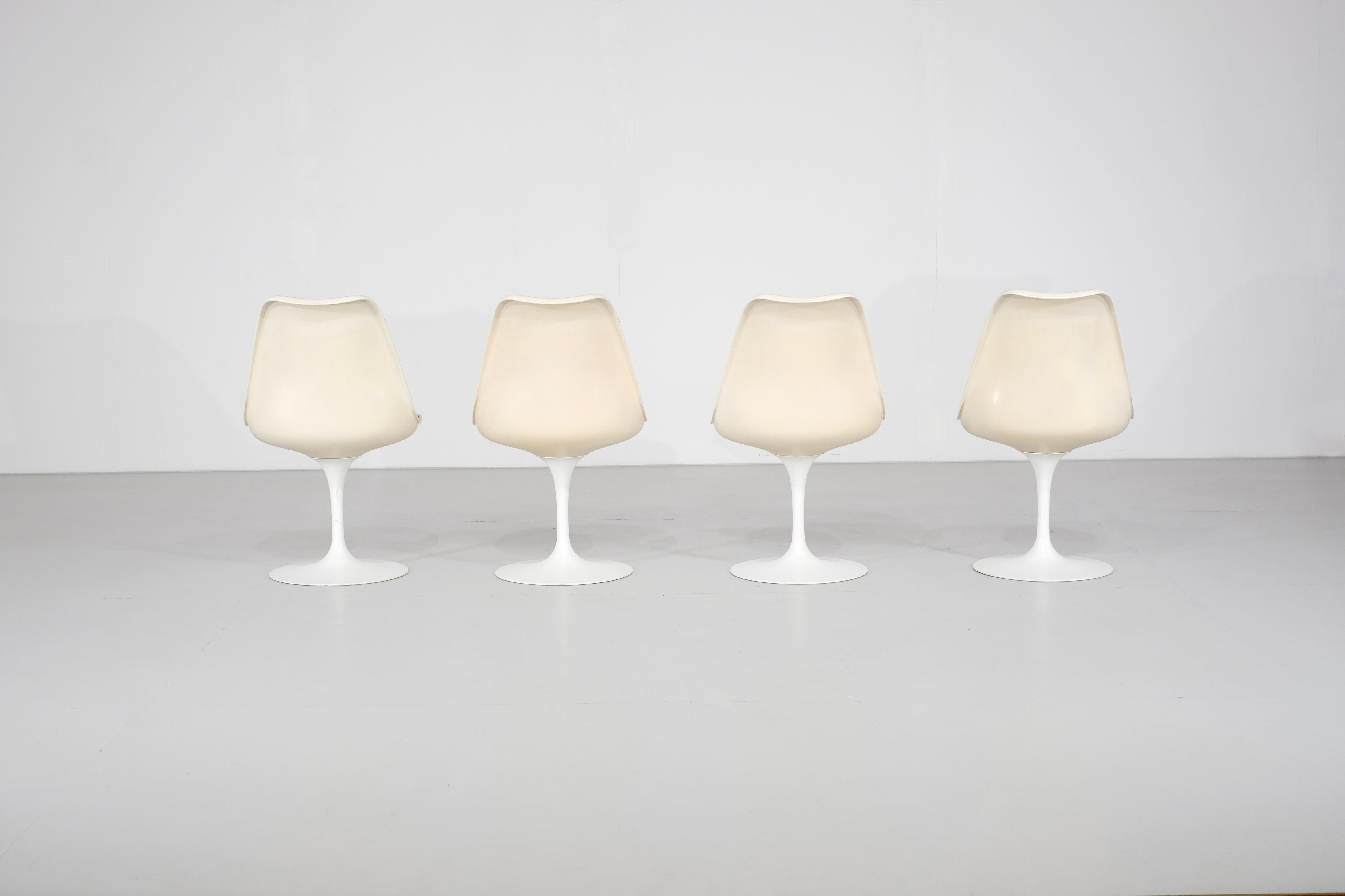 Mid-Century Modern Set of 4 pivoting tulip chairs by Eero Saarinen for Knoll International - 1960s For Sale