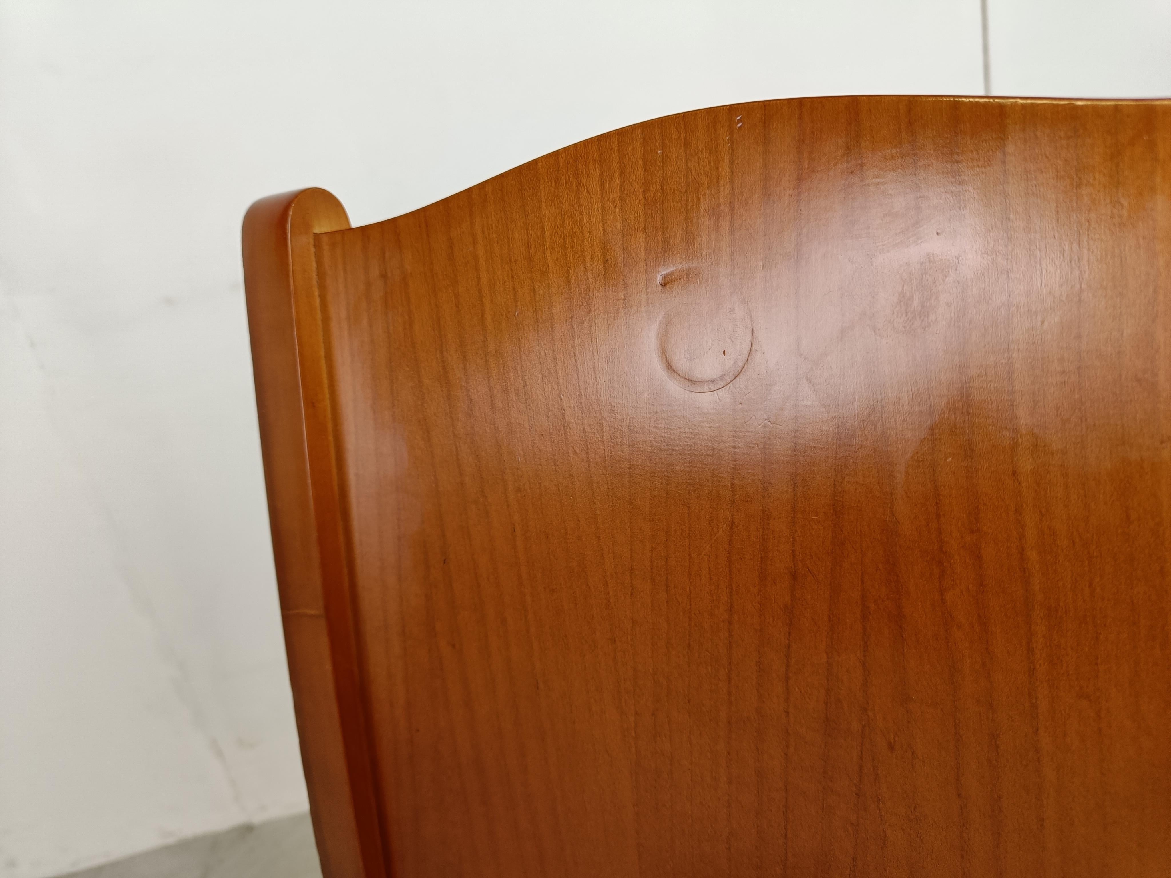 Ensemble de 4 chaises de salle à manger d'un modèle très rare 'placide de bois' conçu par le célèbre designer Philippe Starck pour Driade.

Ces chaises se distinguent par la beauté de leurs pieds à l'avant et par l'élégance de leur piétement.
