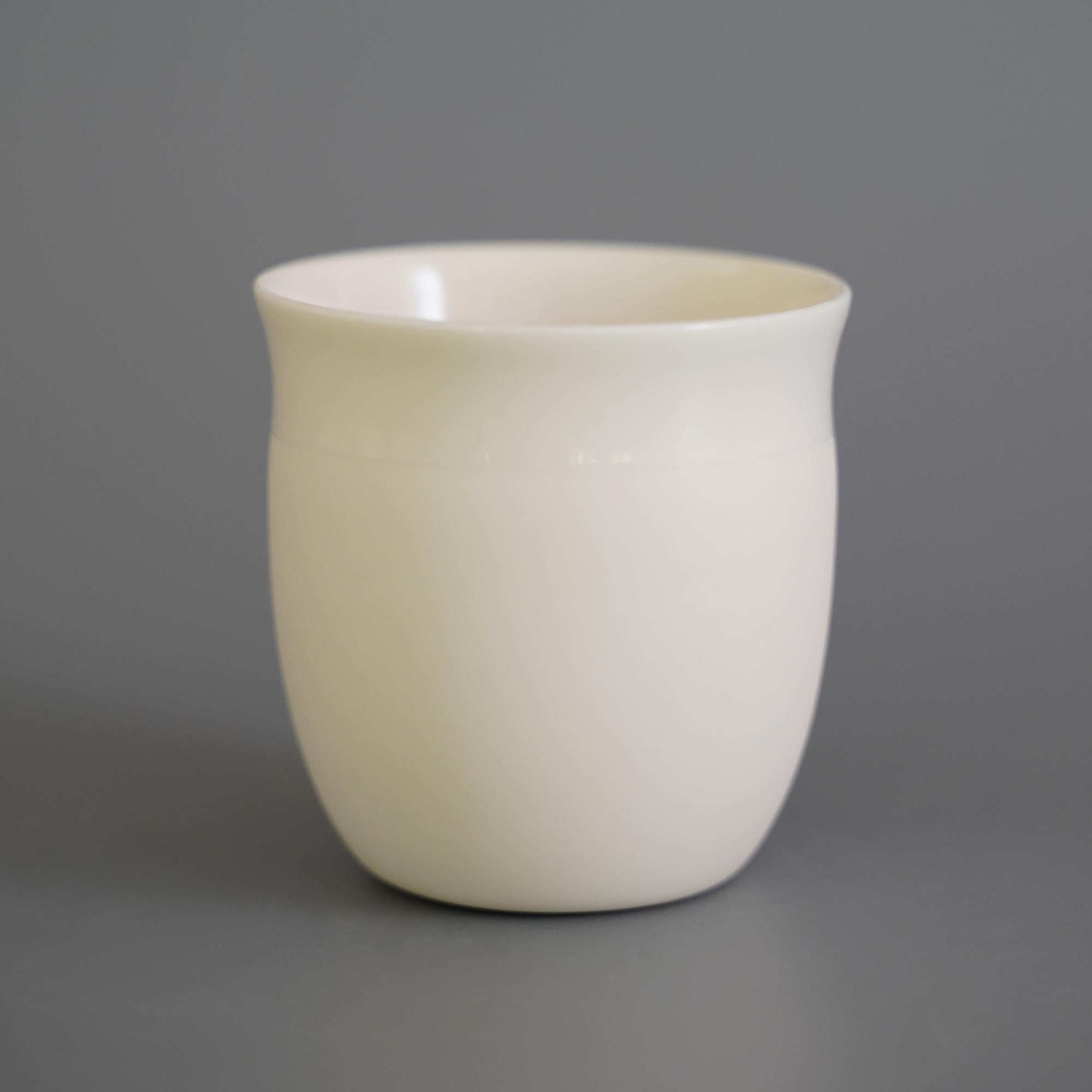 4er Set einfarbiger Kurvenbecher von Studio Cúze
Abmessungen: B 7 x H 6,5 cm
MATERIALIEN: Keramik

Die Tasse Plain Curve ist ein flacher, hochwertiger Becher von Yasuhiro Cúze. Ganz in Weiß gehalten, bietet die Tasse eine Babyhaut-Oberfläche, die