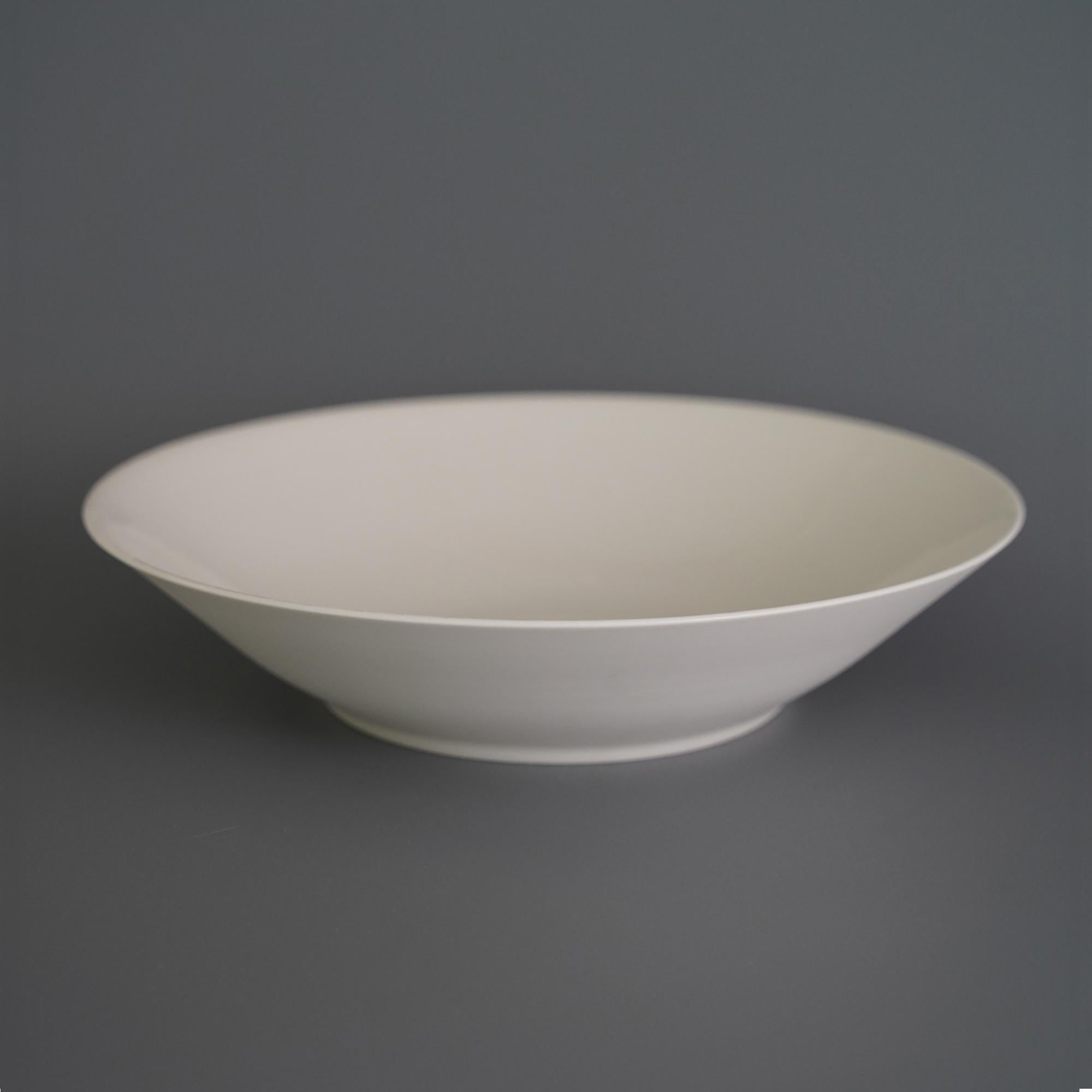 4 schlichte obstschalen von Studio Cúze
Abmessungen: B 29 x H 6,5 cm
MATERIALIEN: Keramik

Eine einzigartige Schale, die Ihren Raum erhellt und Ihr Obst auf unnachahmliche Weise zu präsentieren weiß. Die Schale ist komplett weiß und hat eine