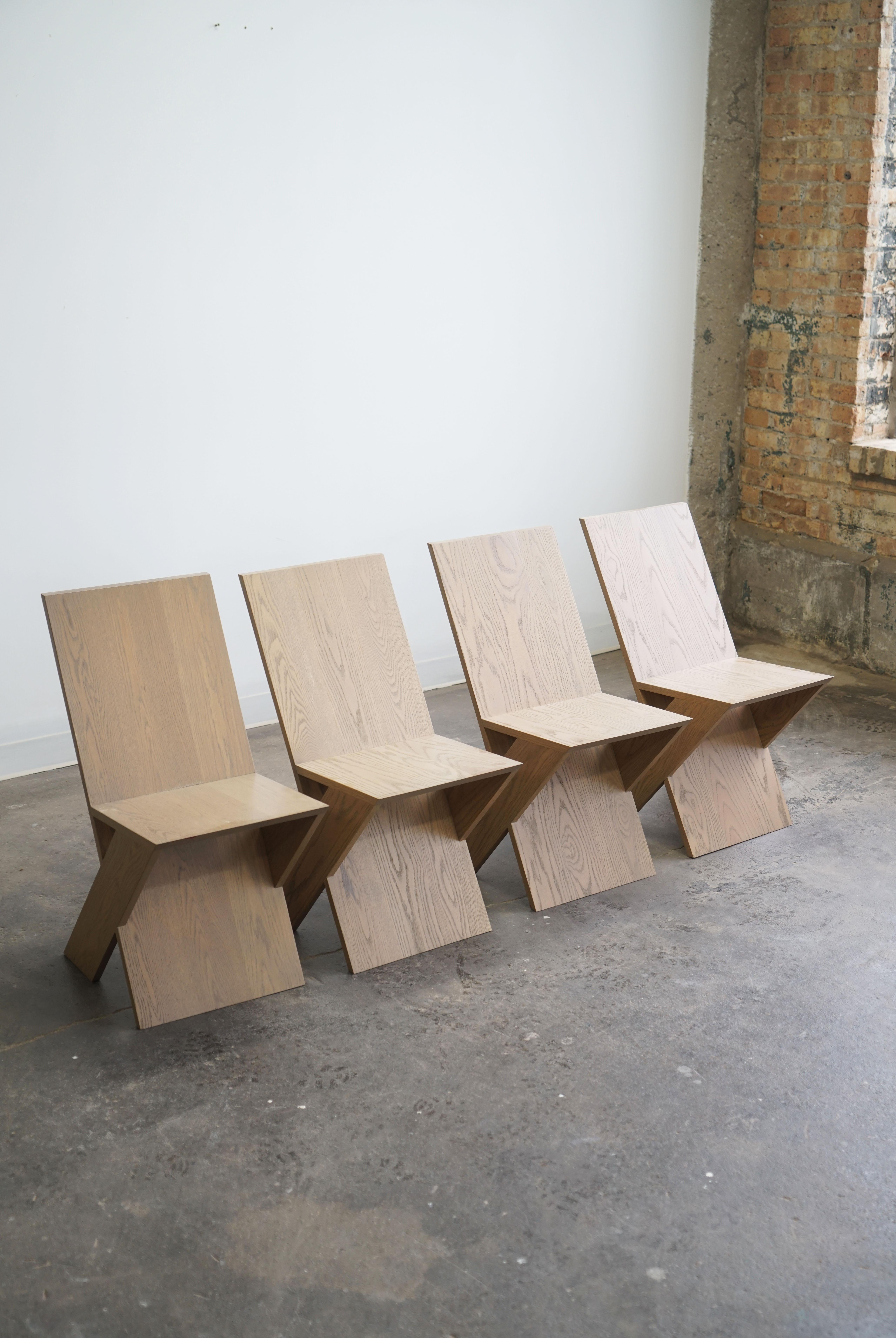 Set di 4 sedie in legno modello P1201 di Michael Boyd's

Mobili da aereo
USA, circa 2012
Rovere massiccio, tinto. 

Un set di sedie belle e minimaliste che mettono in risalto le venature naturali dell'Oak.

Condizioni:
Condizioni generali molto