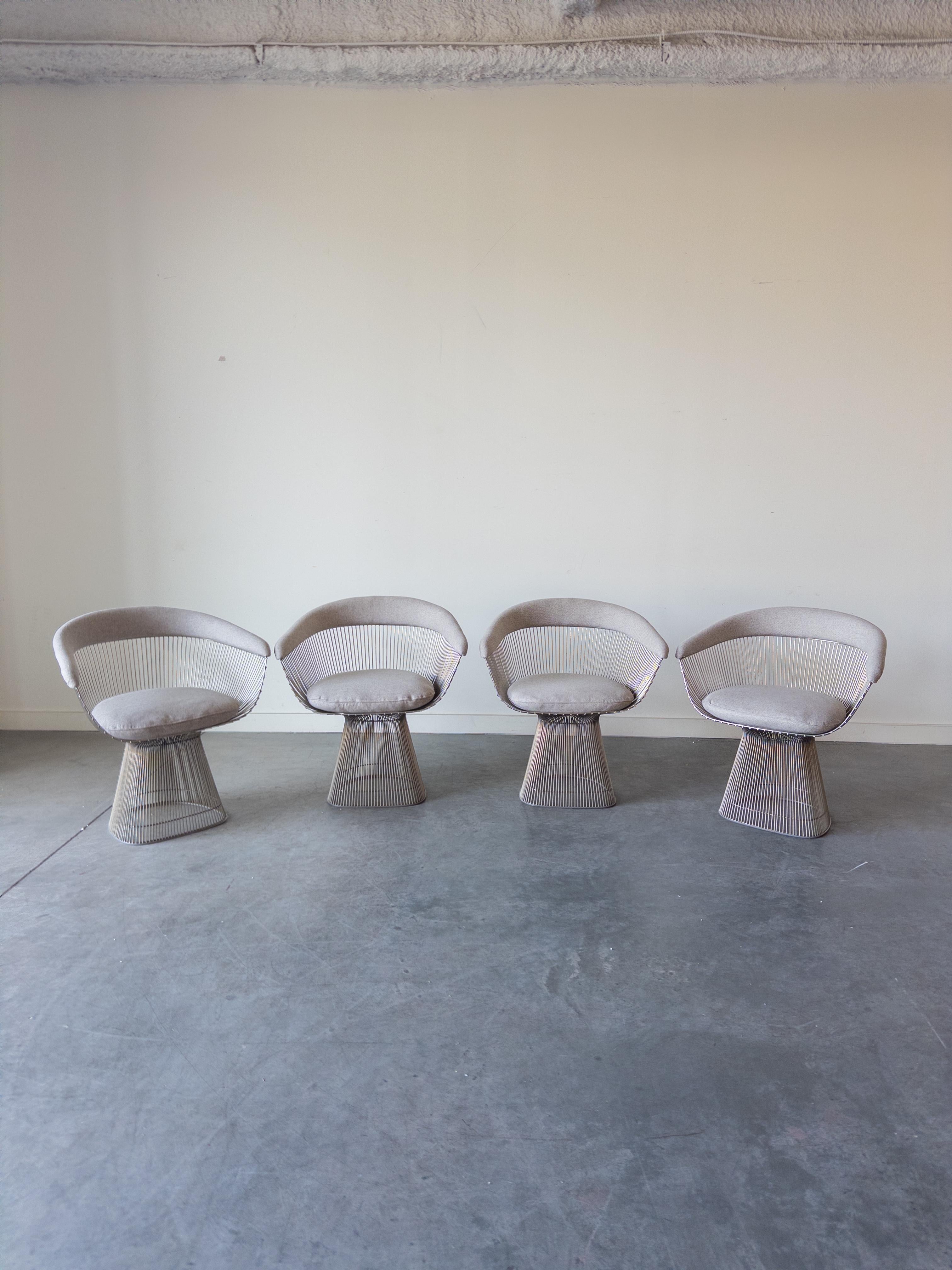 Set di 4 poltrone Platner, disegnate originariamente da Warren Platner nel 1962. Questi esemplari in particolare sono stati prodotti da Knoll negli Stati Uniti nel 1973. Le sedie sono composte da una struttura in tondino d'acciaio e da una scocca in