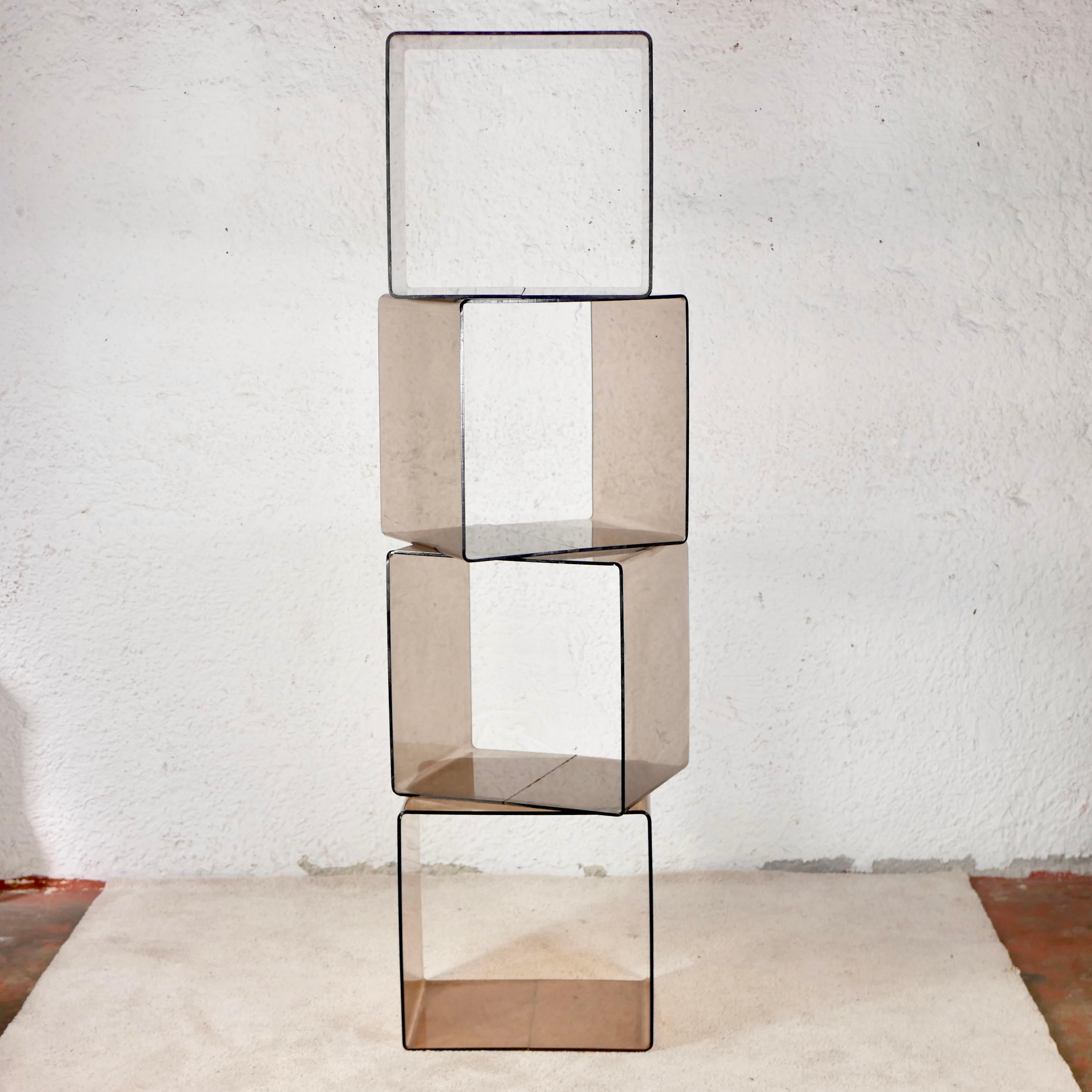 Ensemble de 4 cubes en plexiglas conçus par Michel Dumas pour Roche Bobois dans les années 1970 en France.
Ils sont très pratiques car ils peuvent être installés n'importe où pour ranger vos vêtements, plantes, livres etc. et peuvent être complétés
