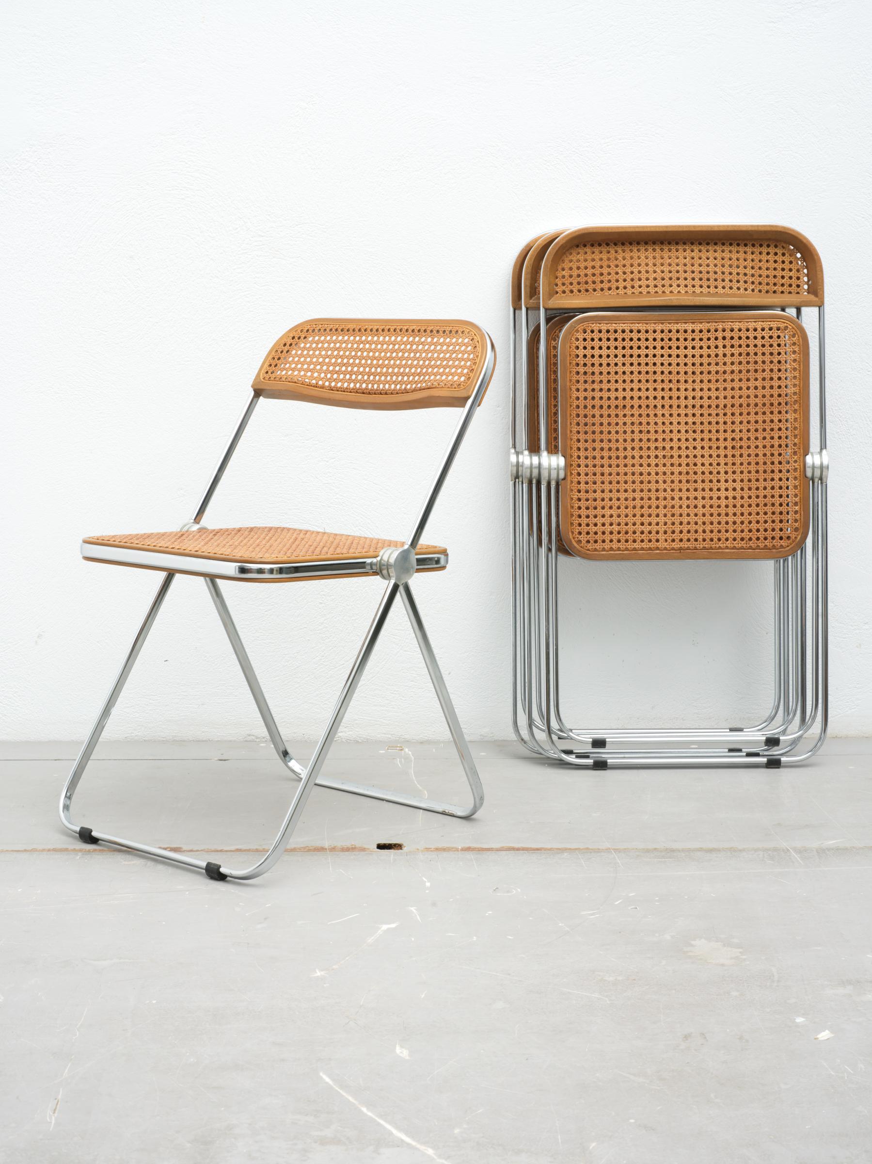 A set of 4 vintage plia straw chairs designed by Giancarlo Piretti for Castelli, 1970s.
Excellent condition with the seats being reweaved, like new.