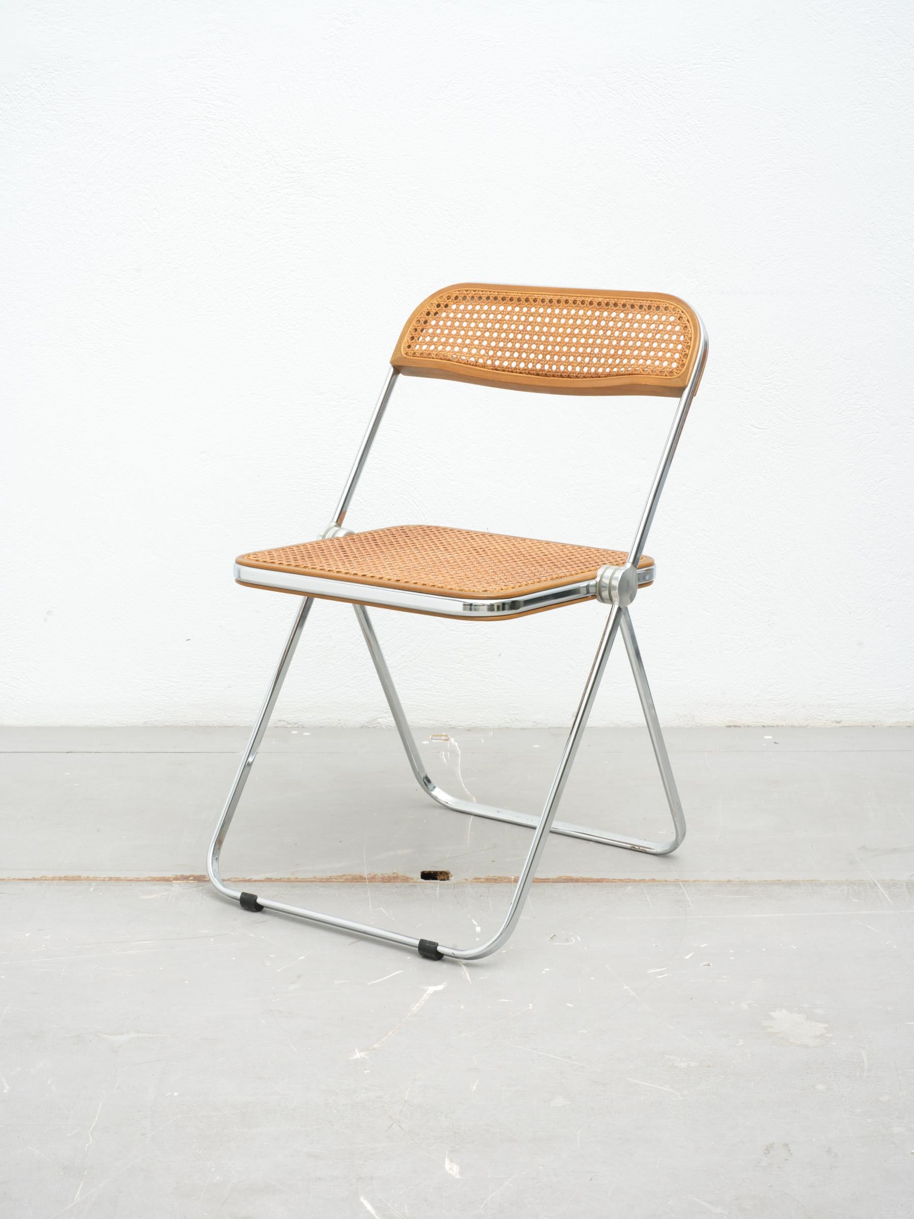 Mid-Century Modern Set of 4 Plia chairs with Vienna straw For Sale