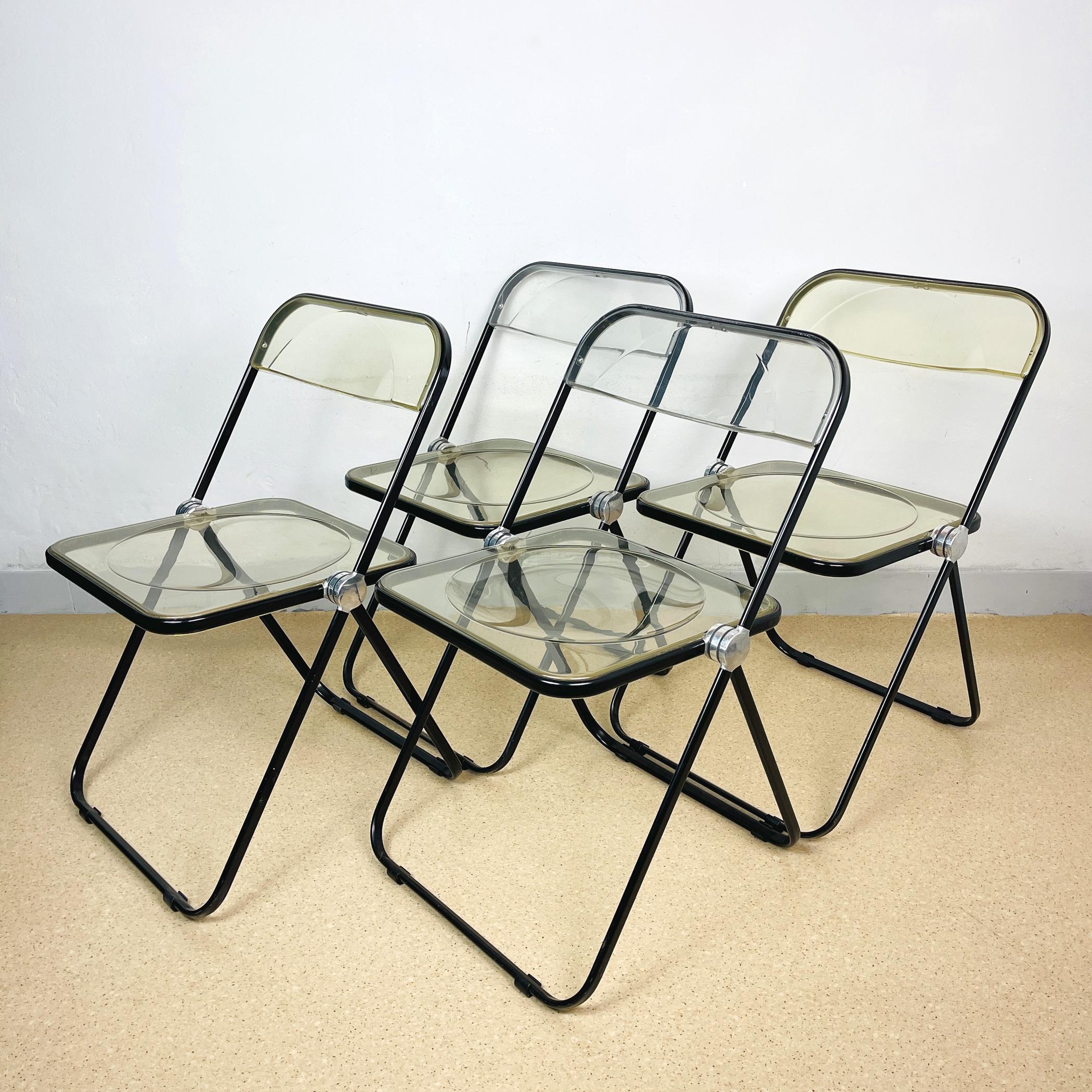 Set of 4 mid-century dining chairs Plia by Giancarlo Piretti for Castelli made in Italy in the 1970s.
The Plia folding chair is a striking example of Italian minimalism of the middle of the last century and was designed by the designer Giancarlo