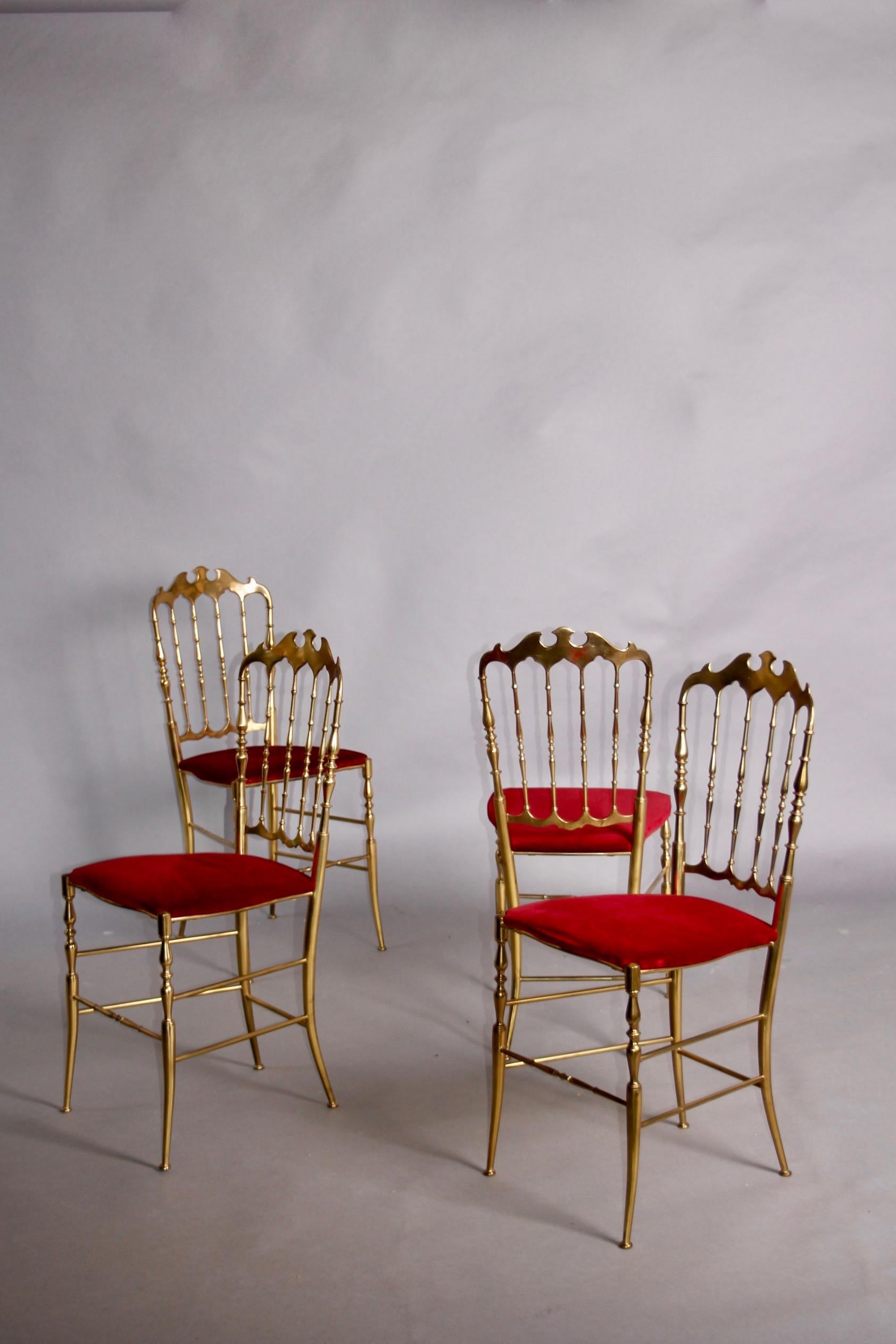 Set di 4 splendide sedie Chiavari italiane in ottone lucido con motivo a pipistrello e tappezzeria originale in velluto rosso, circa anni '50. Disegnata da Giuseppe Gaetano Descalzi e prodotta fin dall'inizio del XIX secolo nella città ligure di