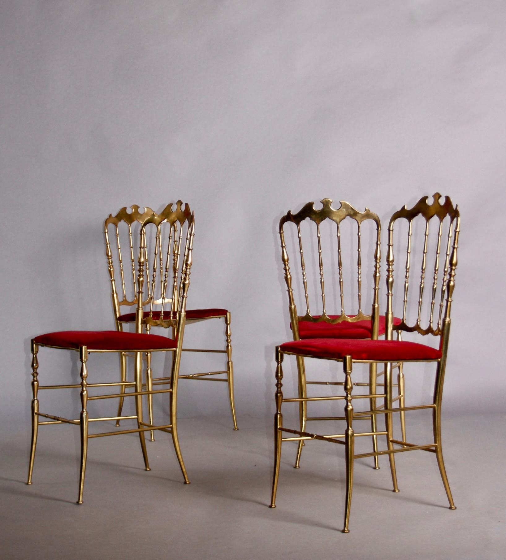Italiano Set di 4 sedie Chiavari in ottone lucido con velluto rosso, Italia in vendita