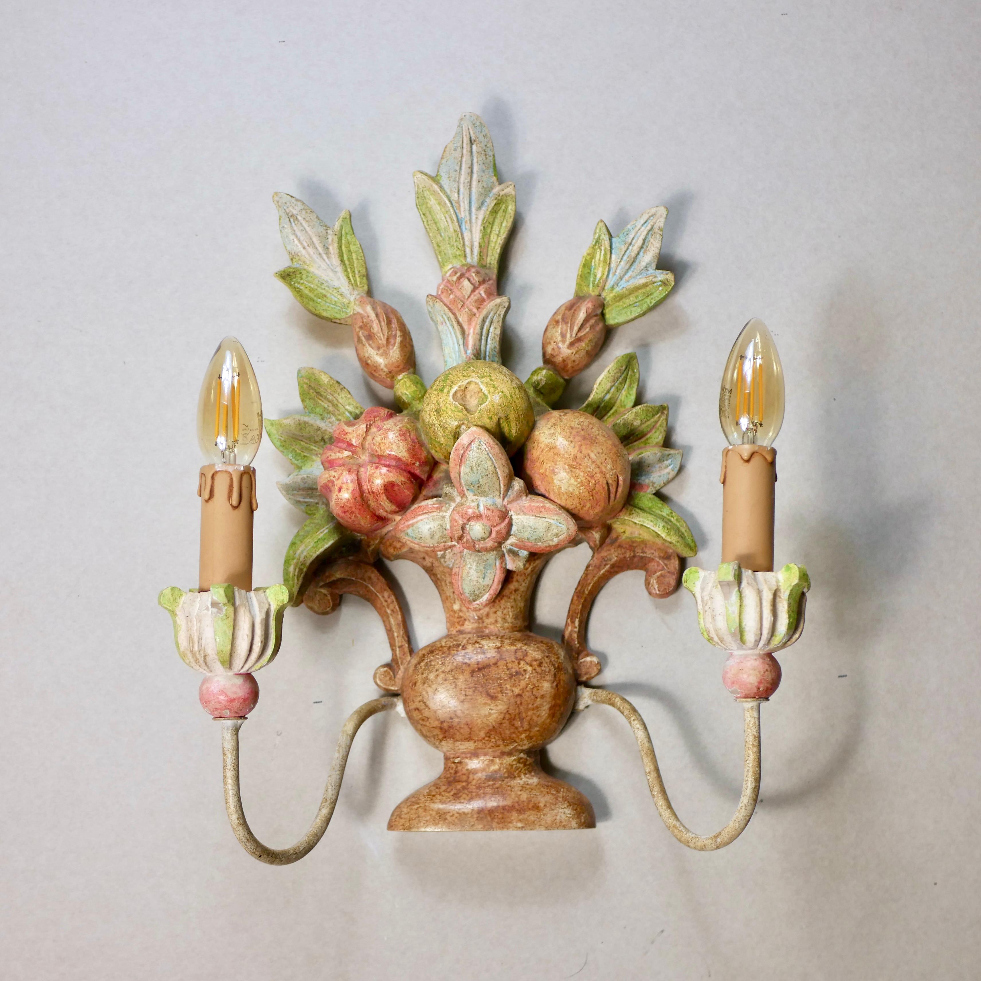 Set of 4 polychrome carved wood sconces from Italy, 1920s In Good Condition For Sale In Lyon, FR