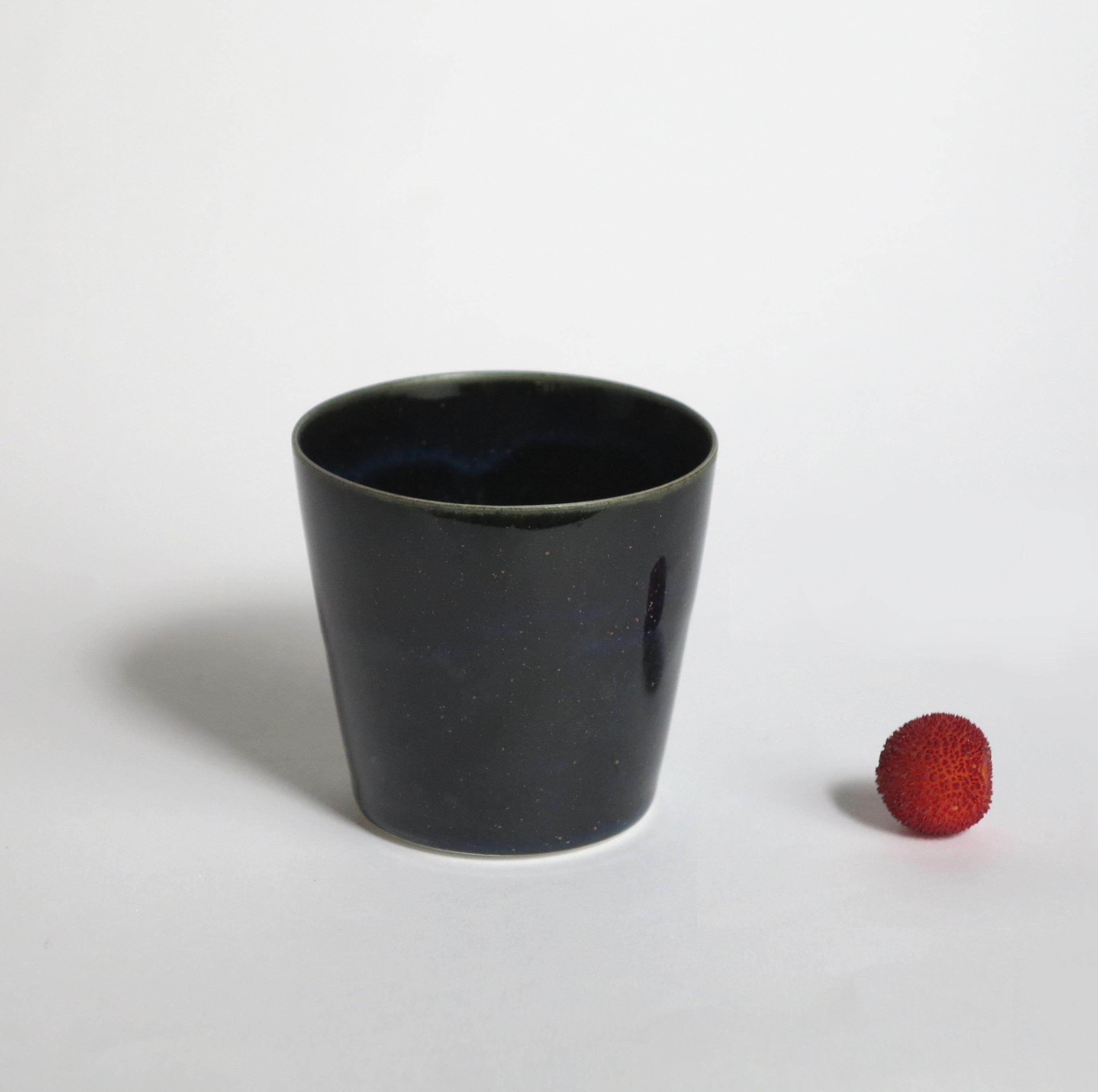 Lot de 4 tasses à café en porcelaine noire de Cica Gomez
Prix pour un lot de 4.
Dimensions : Ø 6,5 x H 6 cm : Ø 6,5 x H 6 cm
Matériaux : Porcelaine

Objets habituels. Mon travail est d'abord motivé par la recherche de la ligne. Celui qu'il