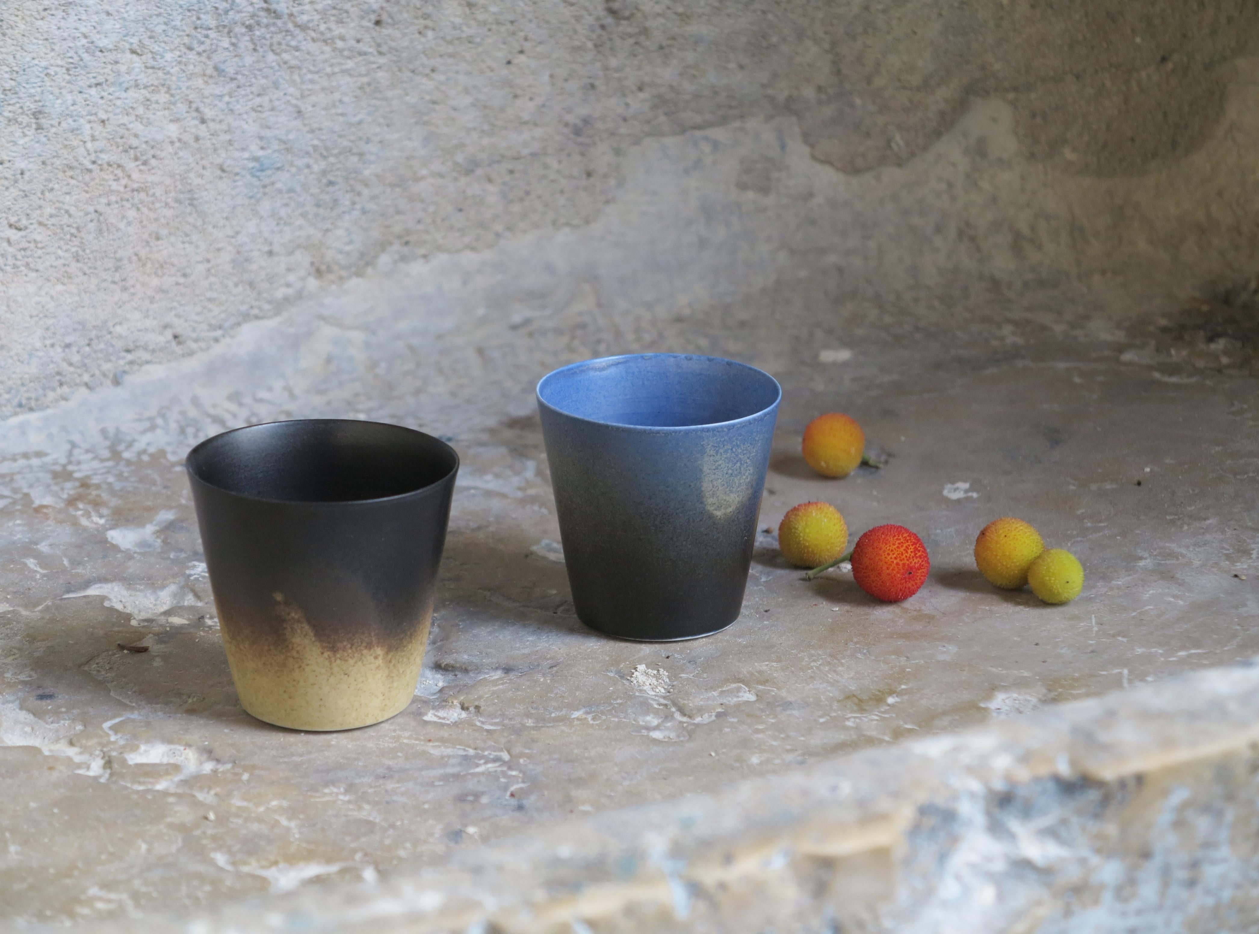 XXIe siècle et contemporain Ensemble de 4 tasses à café noires en porcelaine de Cica Gomez en vente