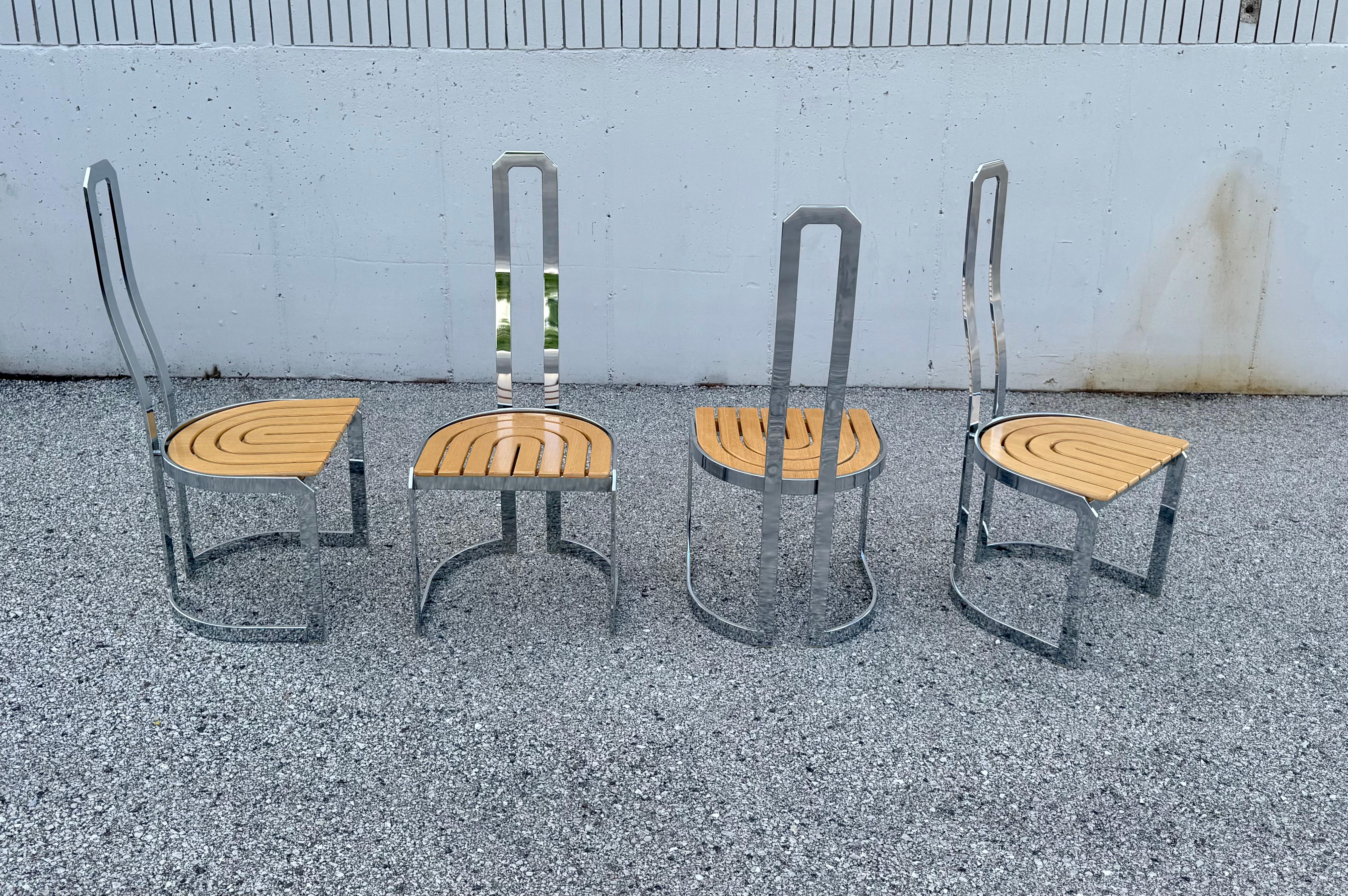 Juego de 4 sillas de comedor italianas postmodernas de madera y cromo de los años 70 - Estilo DIA Italiano en venta
