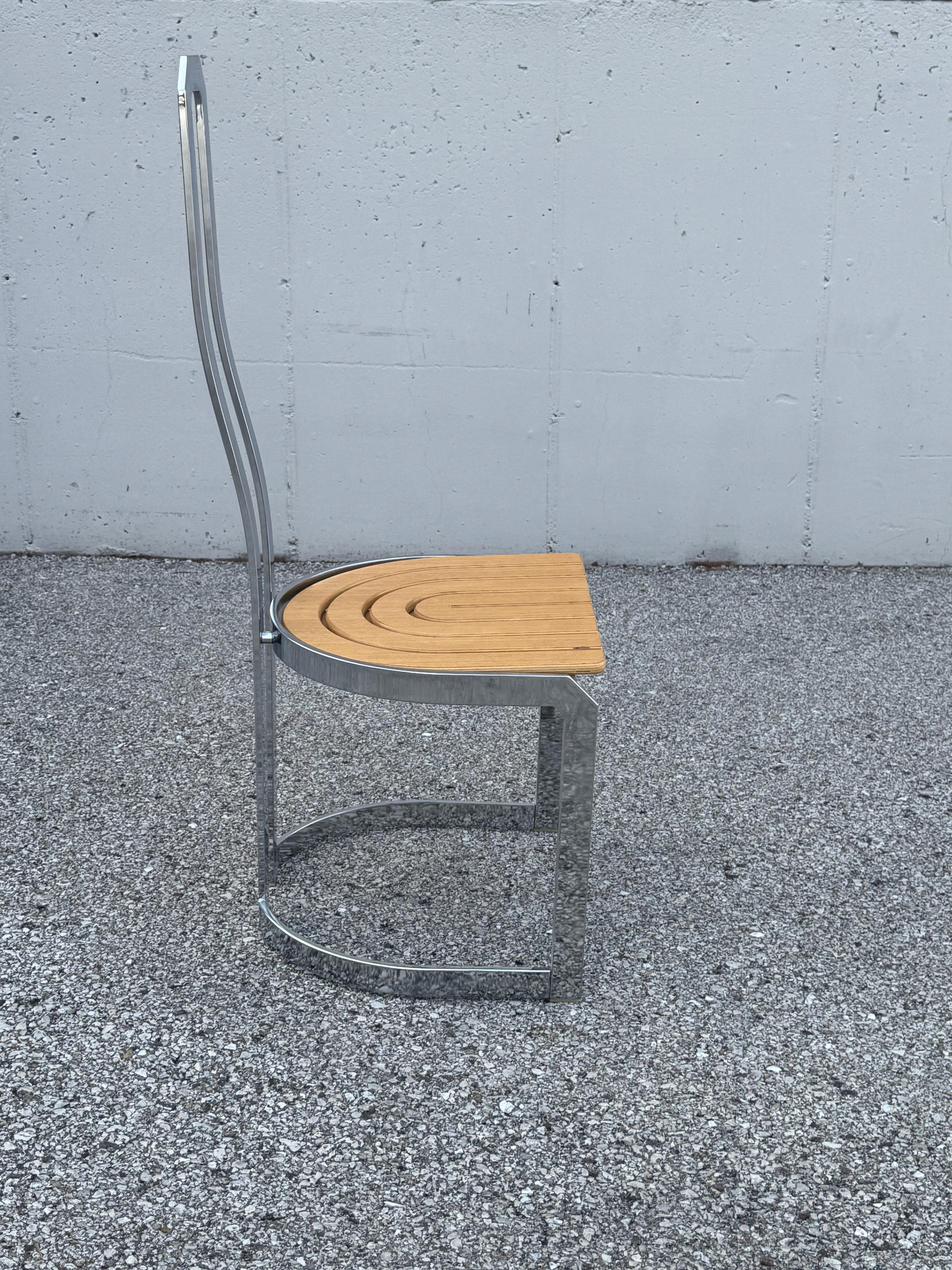 Juego de 4 sillas de comedor italianas postmodernas de madera y cromo de los años 70 - Estilo DIA en venta 1