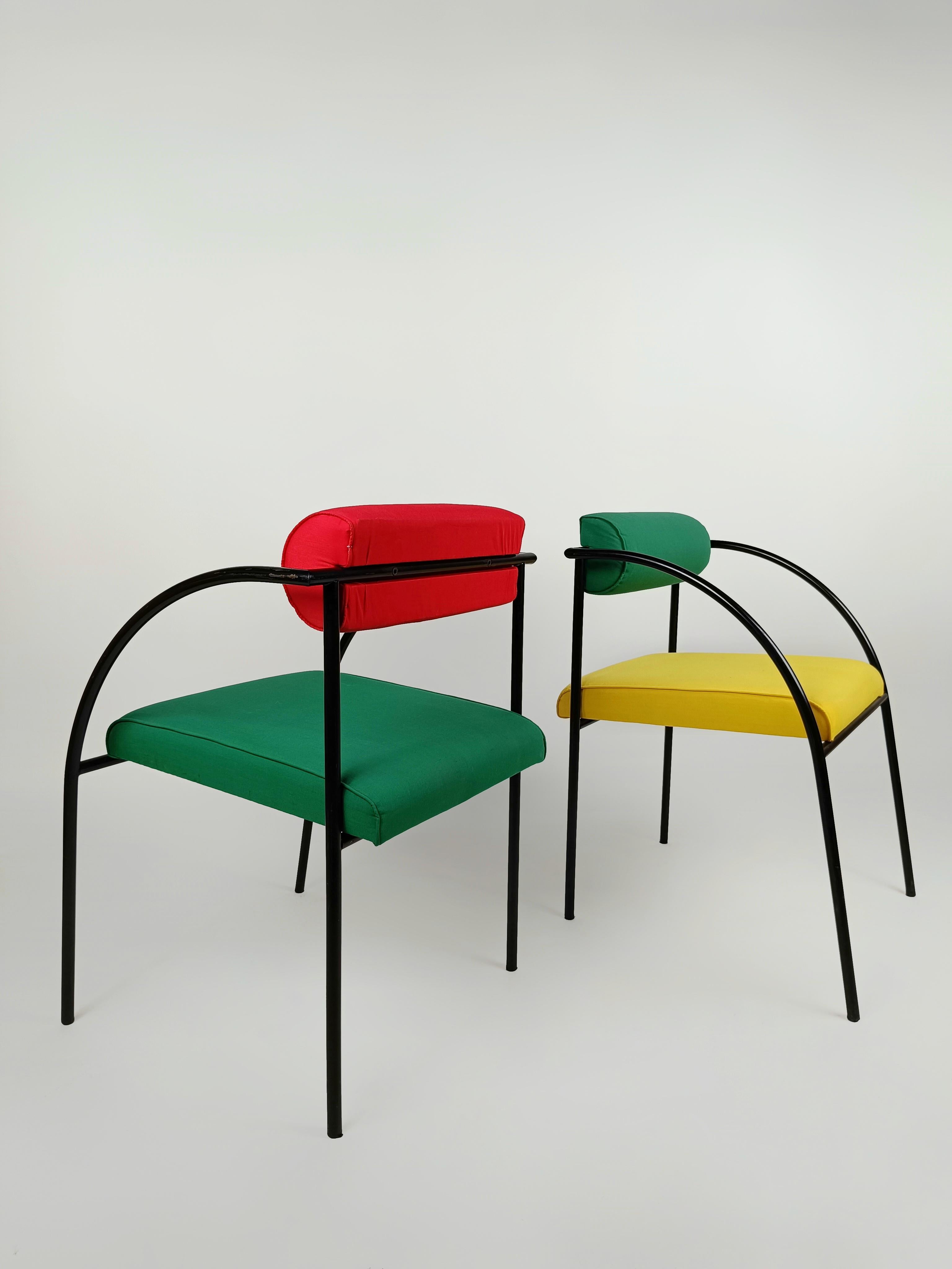 A set of dining, desk or office chairs, in short, perfect for any environment that needs a bit of that 80s magic.
Colour, lightness and light-heartedness is what the cult pieces of 80s design transmit but don't be fooled by the POP colors used by