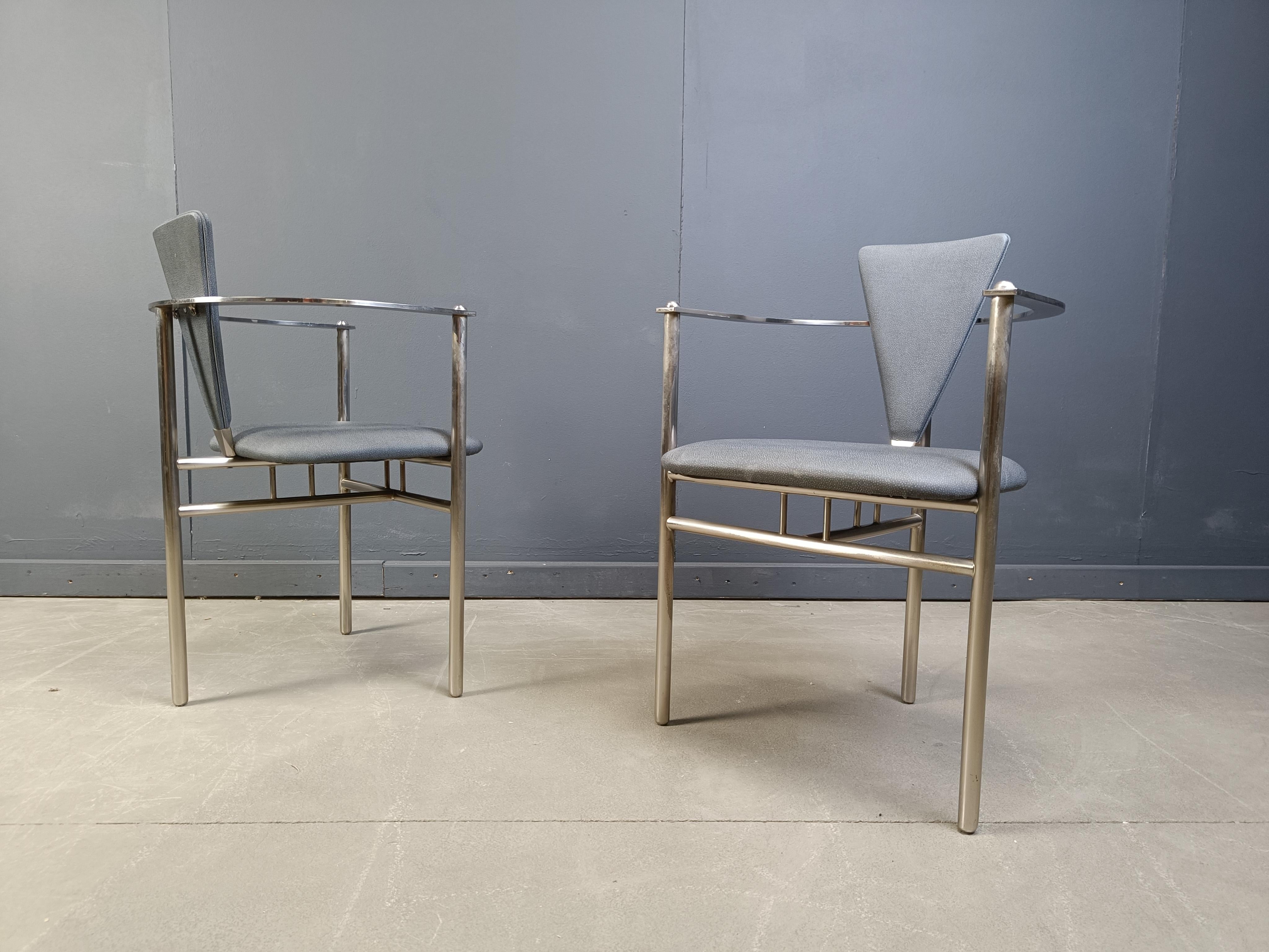 Satz von vier eleganten Esszimmerstühlen, hergestellt von Belgochrom.

Formschöne Metallrahmen mit eleganten Beinen. Sie werden in ihrer ursprünglichen Skai-Polsterung mit gebürsteten Stahlrahmen geliefert.

Belgochrom produzierte früher Möbel der