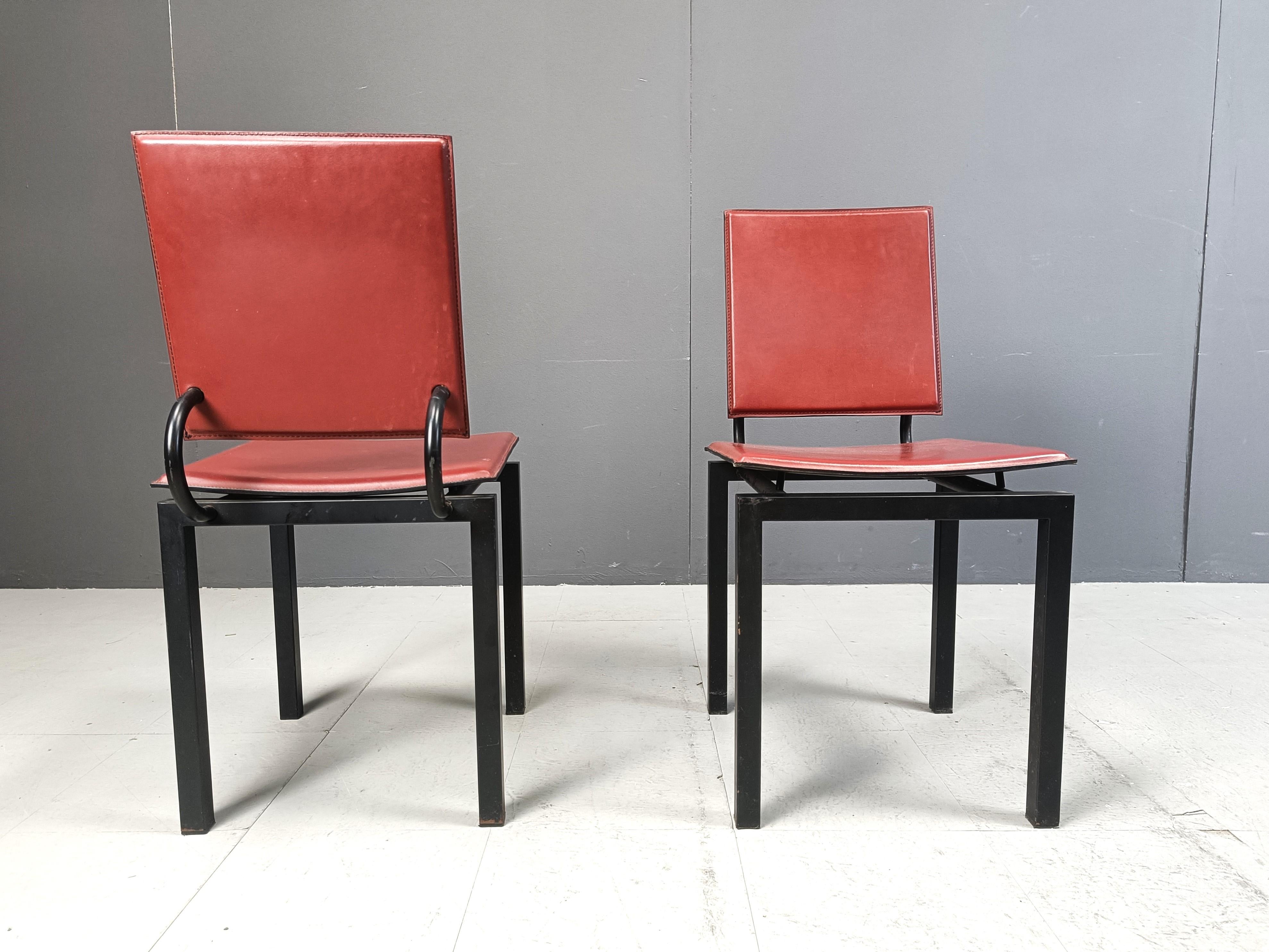 Chaises de salle à manger post-modernes au design saisissant, composées d'une structure en métal laqué noir et d'une assise et d'un dossier en cuir bordeaux. Inspiré par Paolo Piva

Cadres en acier tubulaire de belle facture.

Bon état 

Années 1980