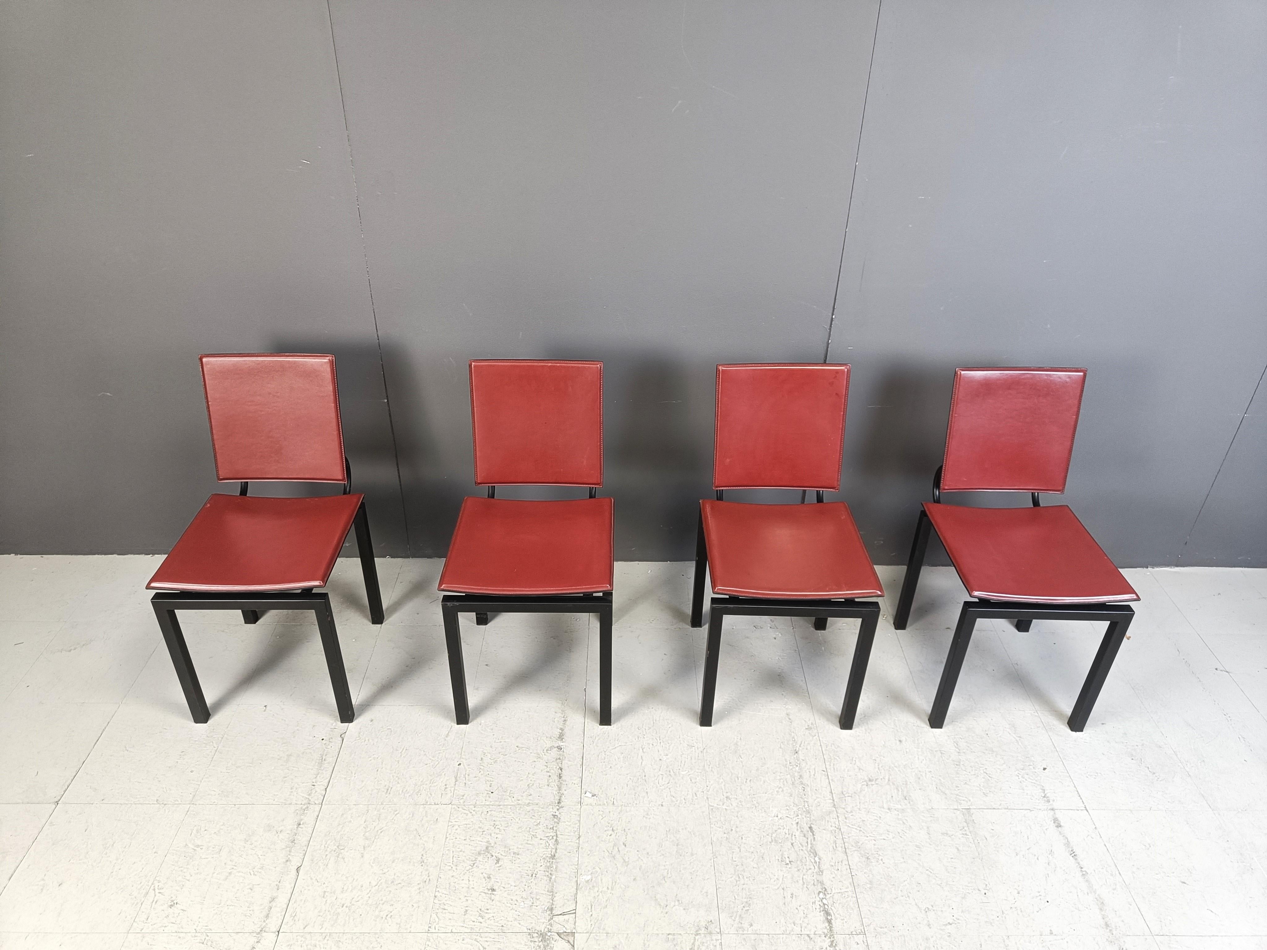 Postmoderne Ensemble de 4 chaises de salle à manger italiennes The Moderns, années 1980 en vente