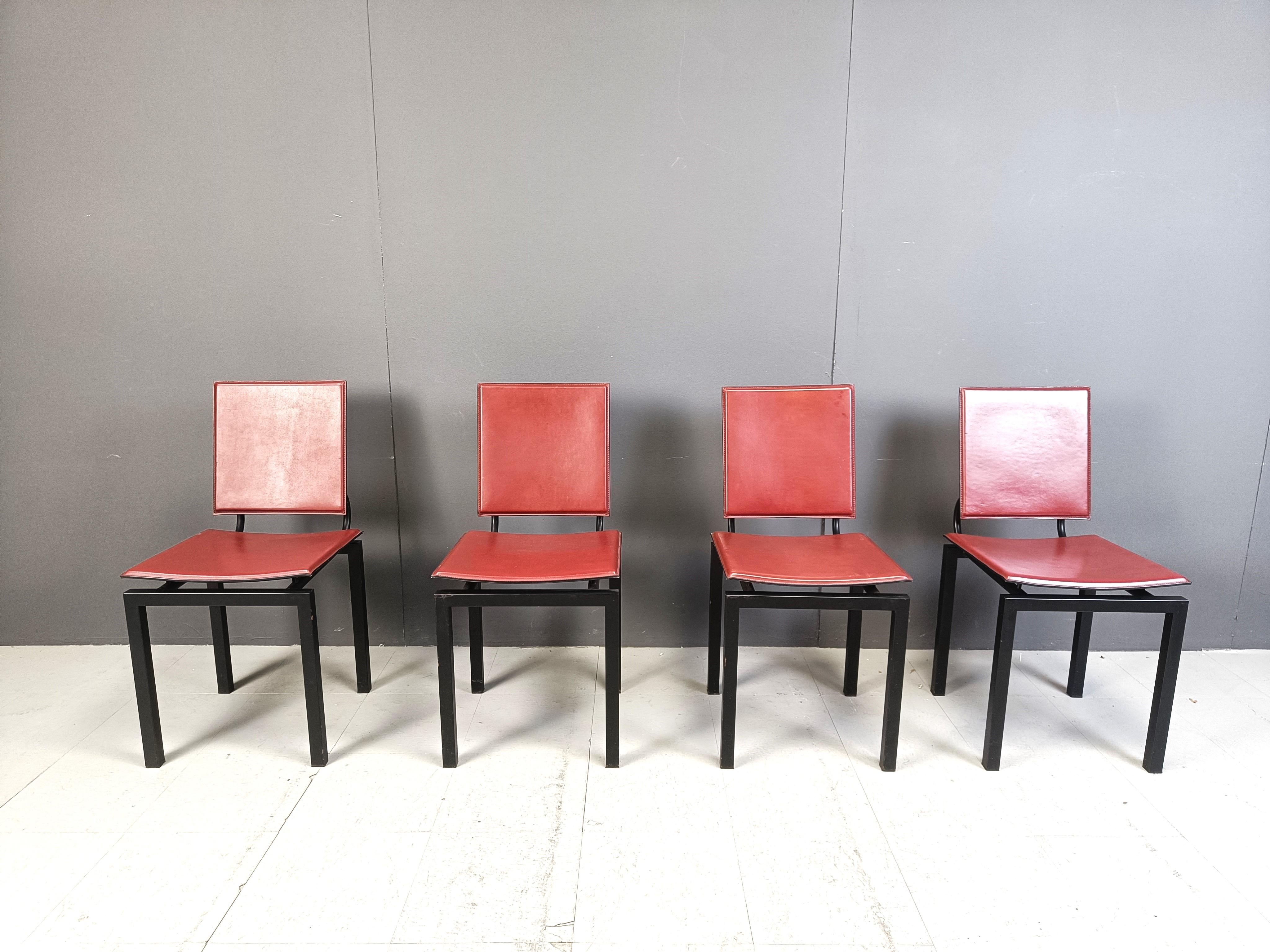 Ensemble de 4 chaises de salle à manger italiennes The Moderns, années 1980 Bon état - En vente à Leuven, Vlaams Gewest