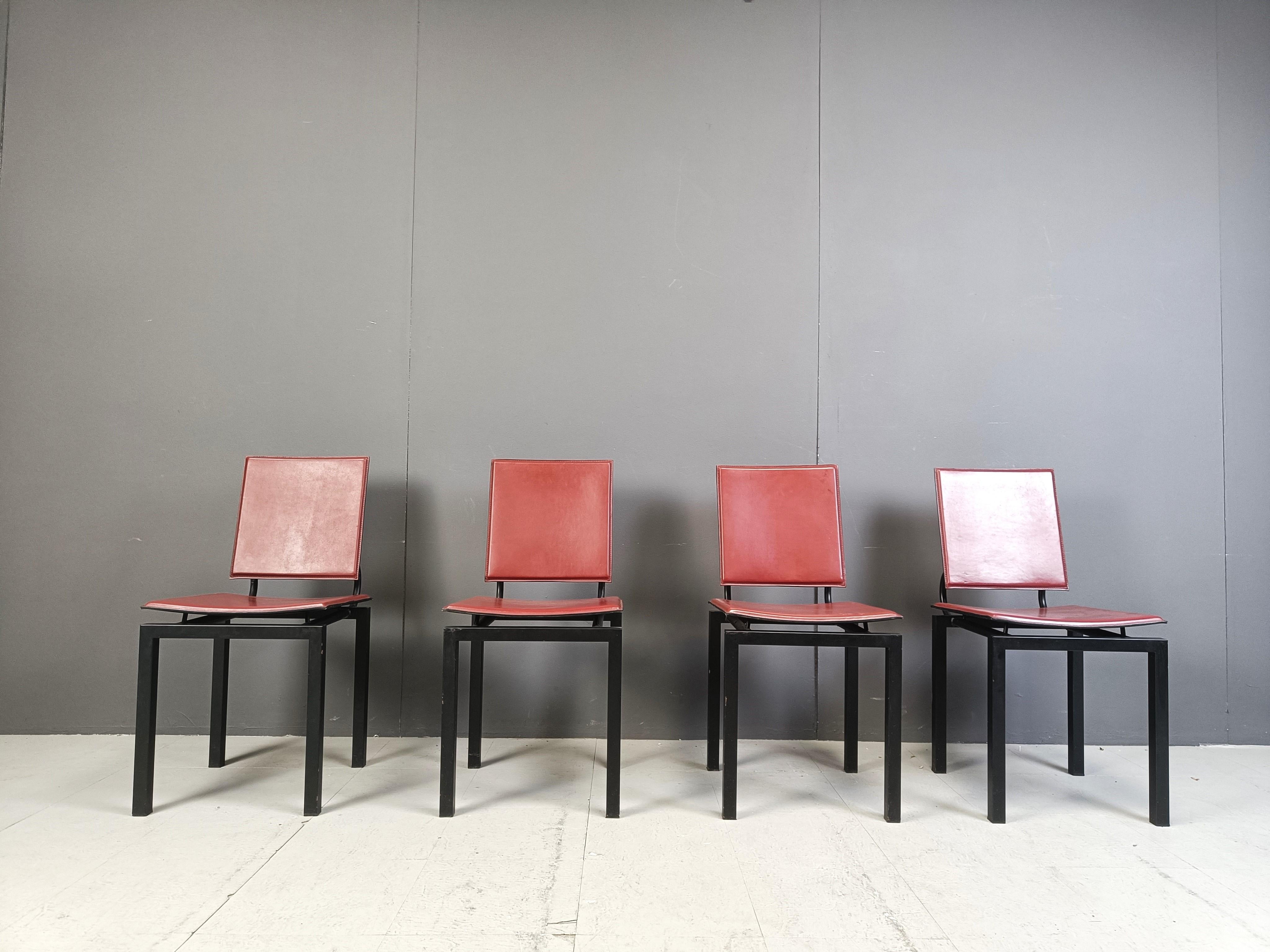 Fin du 20e siècle Ensemble de 4 chaises de salle à manger italiennes The Moderns, années 1980 en vente