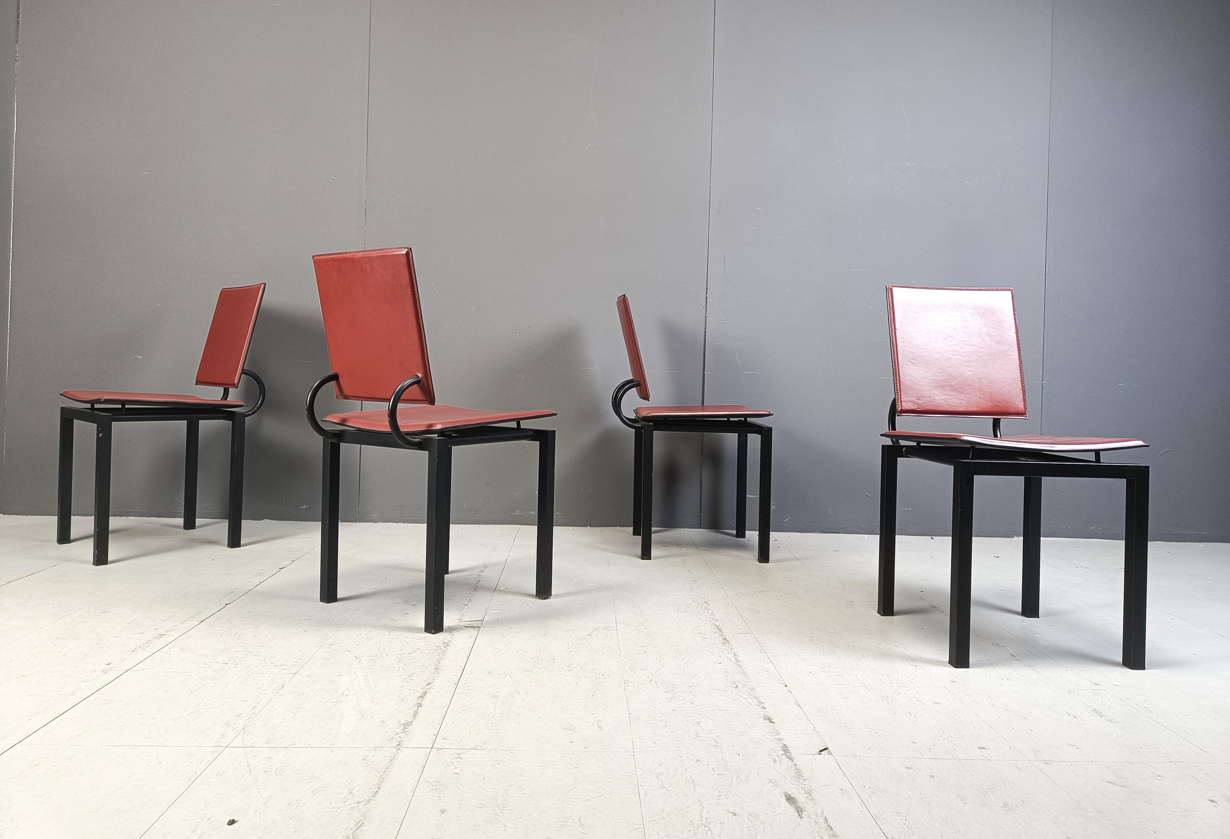Ensemble de 4 chaises de salle à manger italiennes The Moderns, années 1980 en vente 1