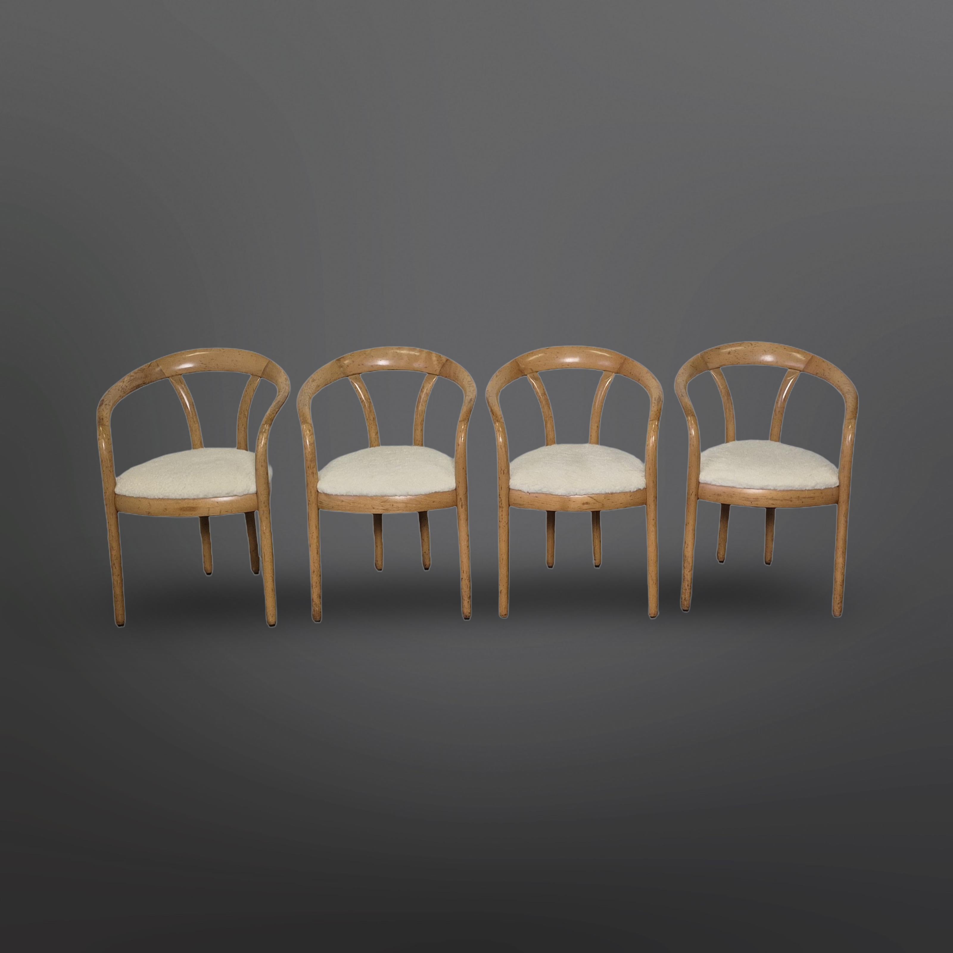 Set di 4 sedie da pranzo dal design post moderno. Sedie di qualità realizzate in legno massiccio. I sedili sono stati rivestiti con un soffice tessuto di lana di pecora.
Il legno (probabilmente faggio) è in buone condizioni con una patina e logici