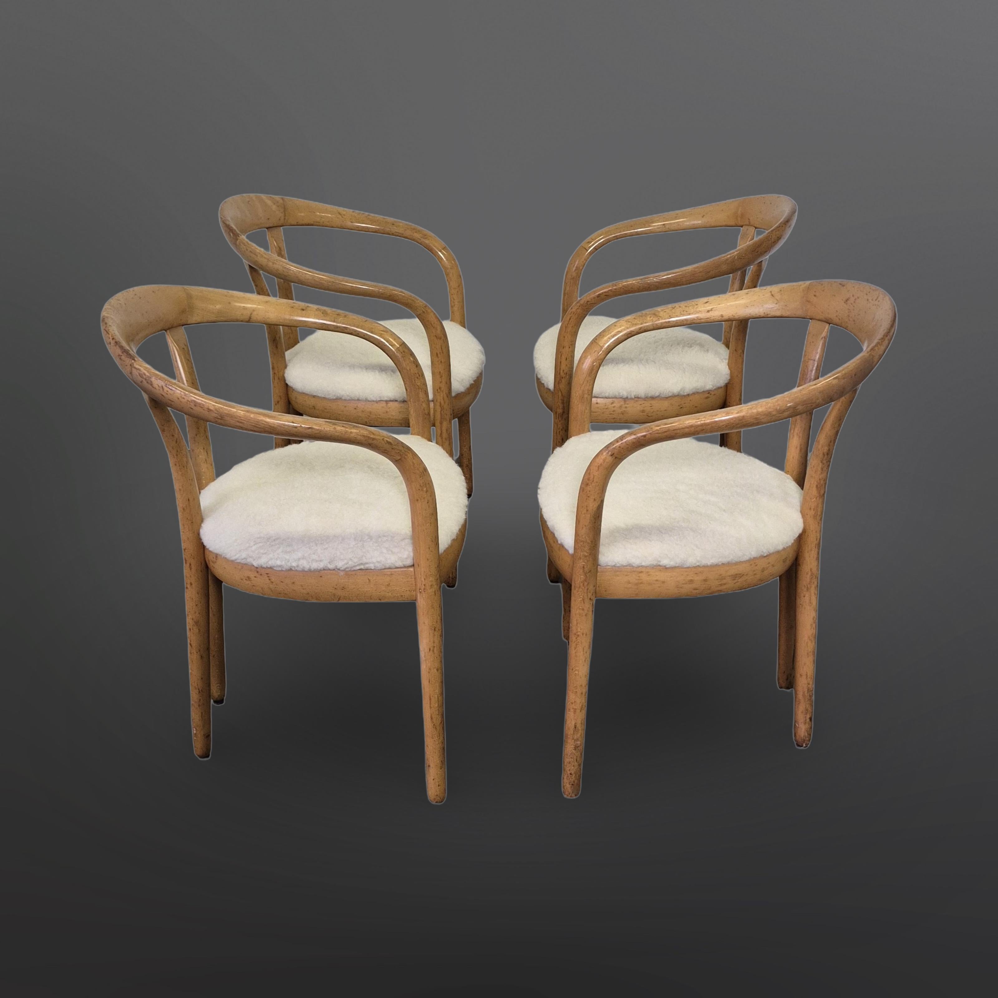 XX secolo Set di 4 sedie postmoderne in legno e lana, Italia anni '70 in vendita