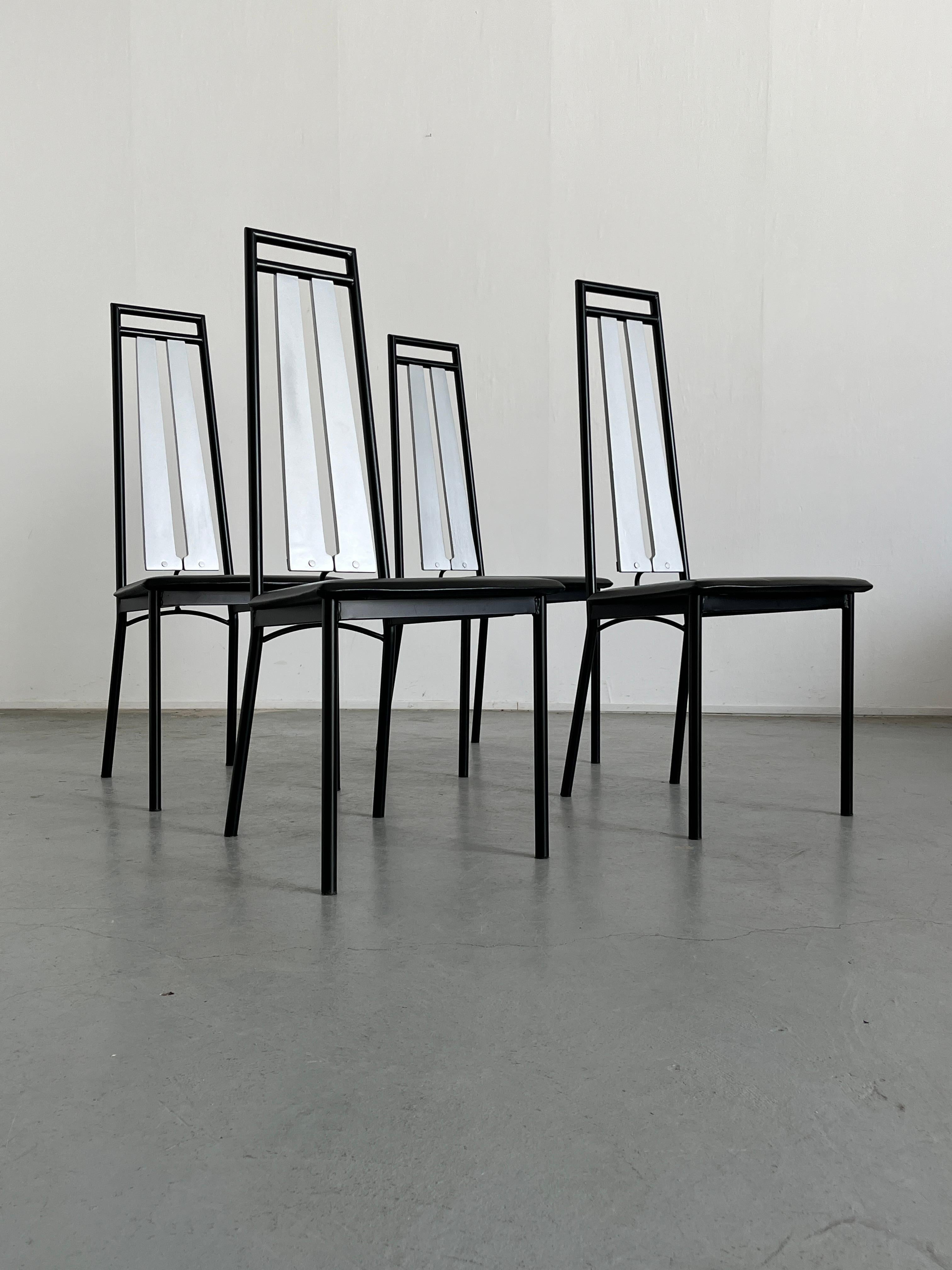 Postmoderne Ensemble de 4 chaises de salle à manger postmodernes brutalistes à dossier haut, Italie, années 1980 en vente