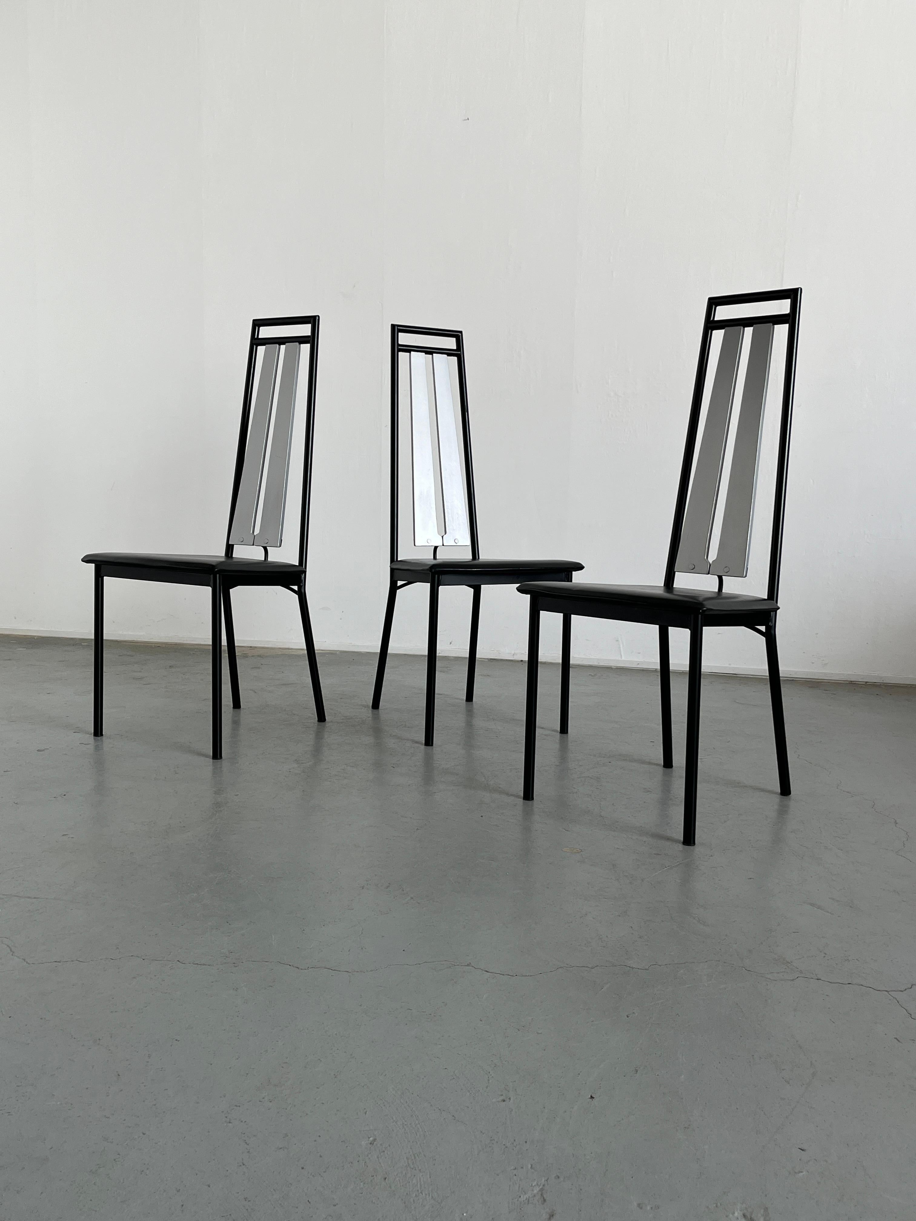 italien Ensemble de 4 chaises de salle à manger postmodernes brutalistes à dossier haut, Italie, années 1980 en vente